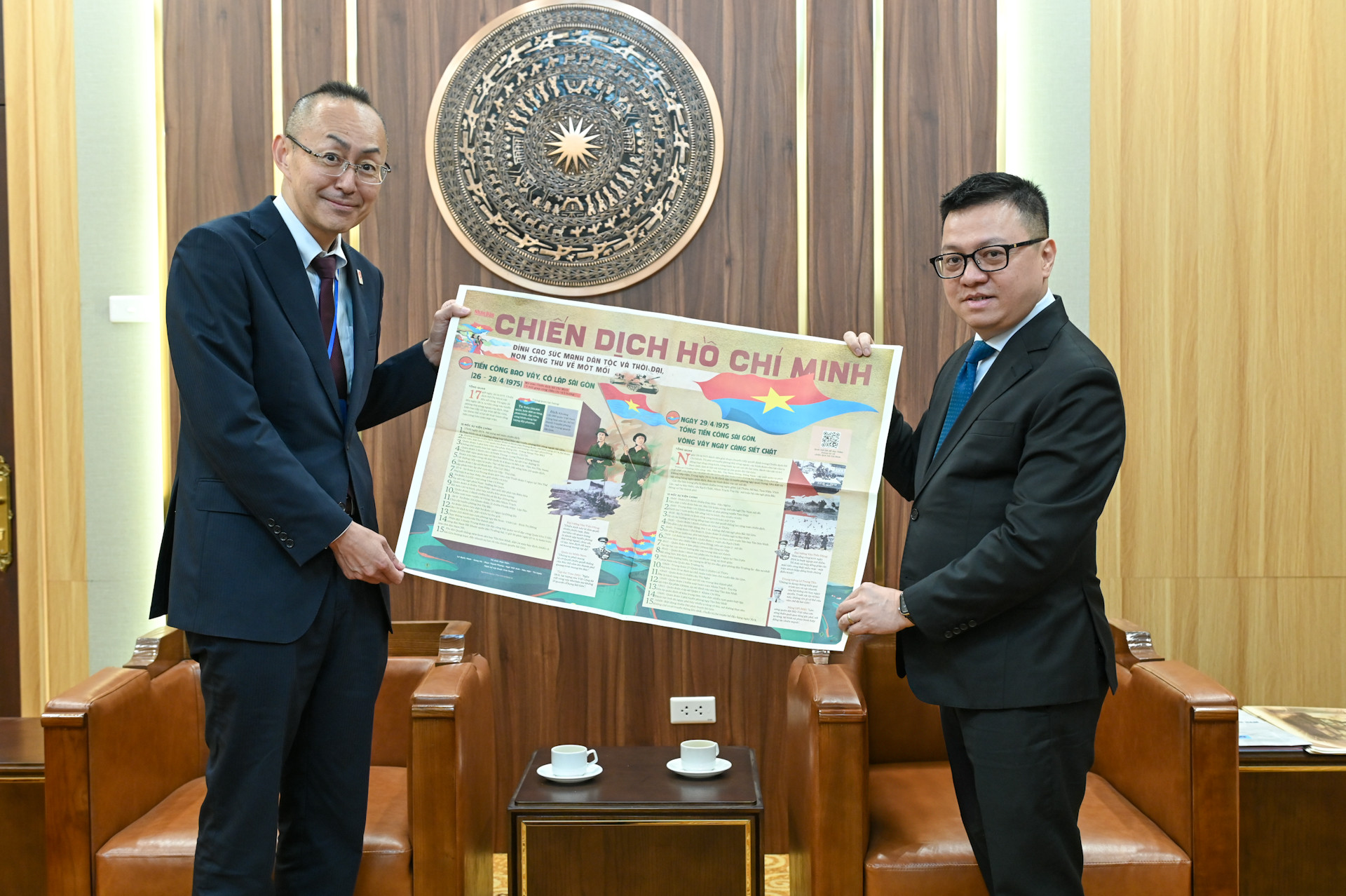 Tổng Biên tập Báo Nhân Dân Lê Quốc Minh tặng Đoàn Cơ quan Hợp tác quốc tế Nhật Bản (JICA) phụ san đặc biệt kỷ niệm 50 năm giải phóng miền nam, thống nhất đất nước của Báo Nhân Dân.
