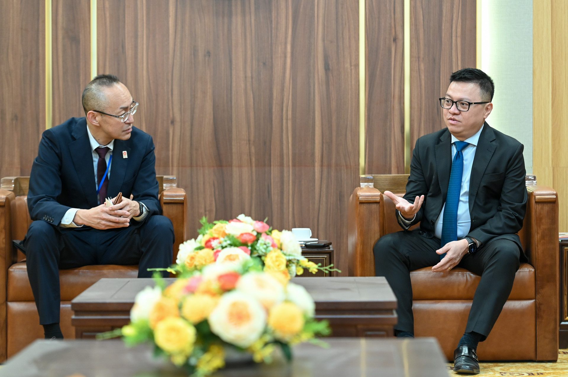 Tổng Biên tập Báo Nhân Dân Lê Quốc Minh trao đổi với Đoàn Cơ quan Hợp tác quốc tế Nhật Bản (JICA).