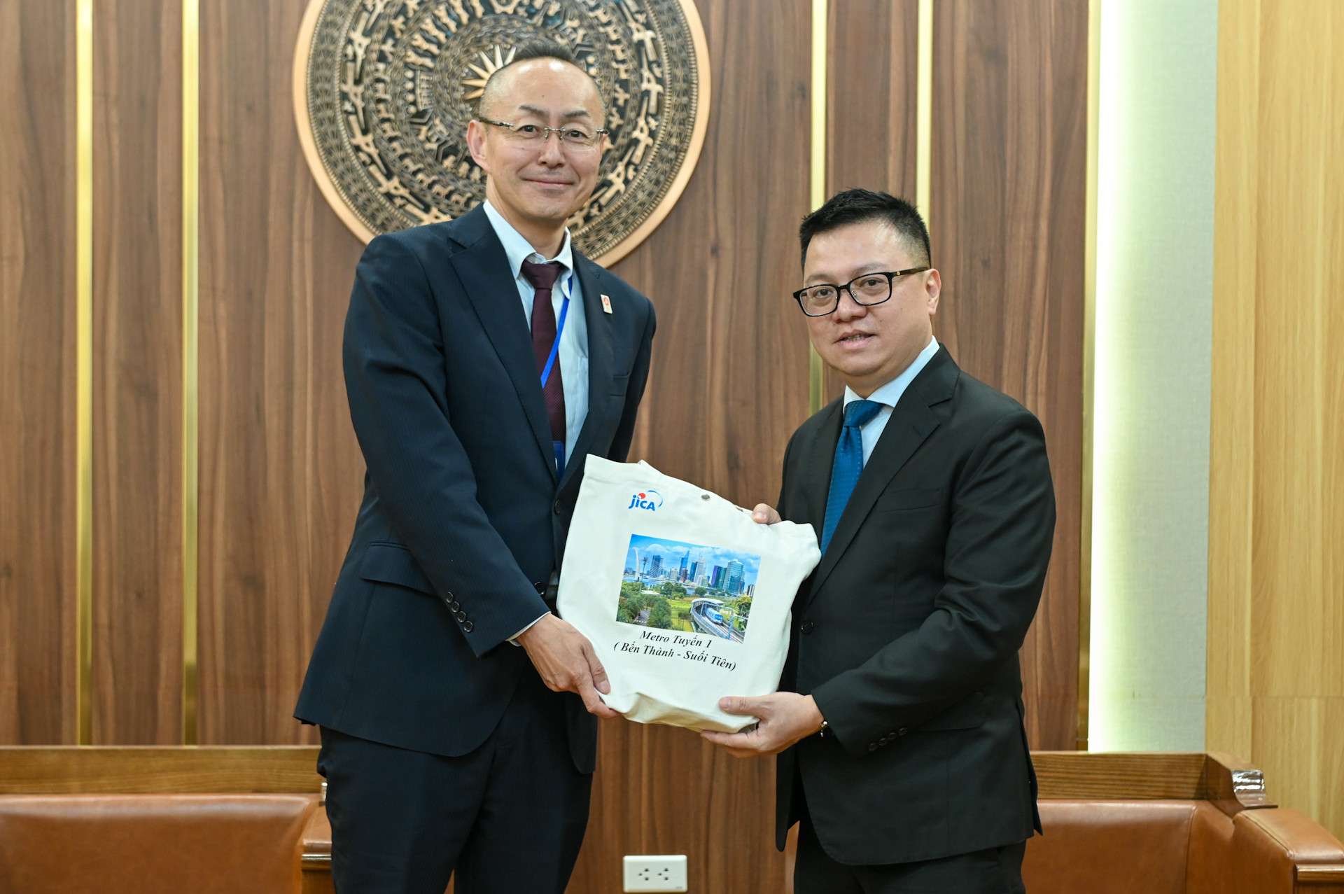 Ông Kobayashi Yosuke ,Trưởng đại diện Cơ quan Hợp tác quốc tế Nhật Bản (JICA) trao quà lưu niệm, tặng Tổng Biên tập Báo Nhân Dân Lê Quốc Minh.