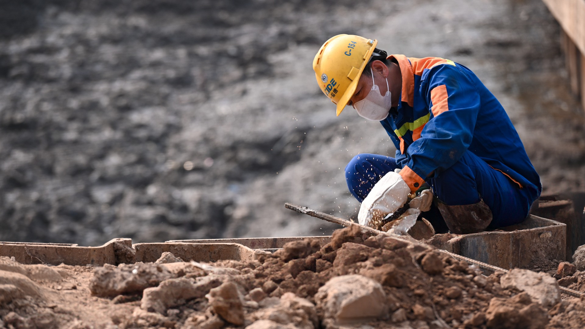 Công nhân hối hả làm việc trên công trường.