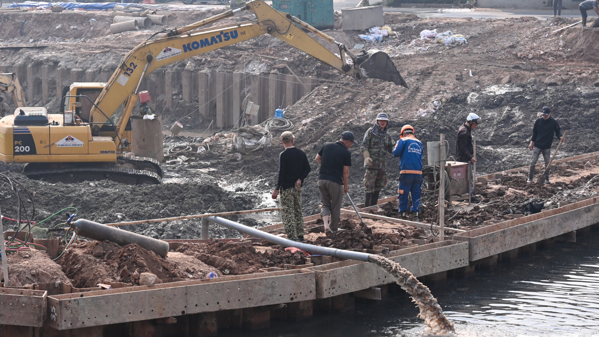 Tại khu vực cầu Quang (Thanh Liệt, Thanh Trì) đã được các đơn vị thi công khoanh lại, hút cạn nước để tiến hành xây đập dâng.