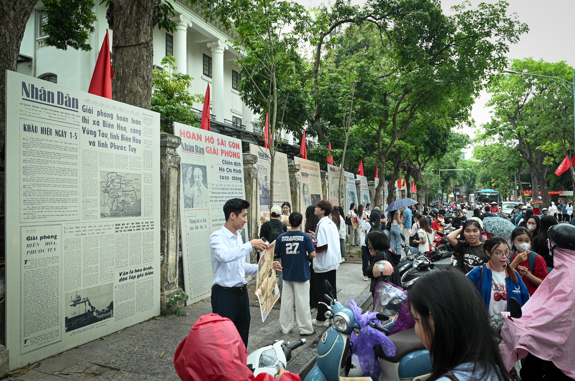 Triển lãm tương tác của Báo Nhân Dân nhân dịp Kỷ niệm 50 năm Ngày Giải phóng miền nam, thống nhất đất nước, thu hút rất đông giới trẻ. Triển lãm tương tác của Báo Nhân Dân nhân dịp Kỷ niệm 50 năm Ngày Giải phóng miền nam, thống nhất đất nước, thu hút rất đông giới trẻ.