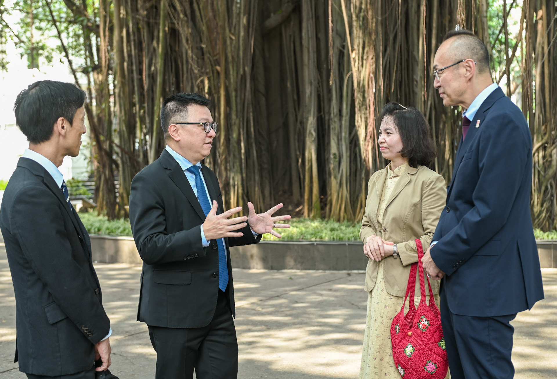 Tổng Biên tập Lê Quốc Minh trao đổi cùng Đoàn tại sân tòa soạn Báo Nhân Dân.