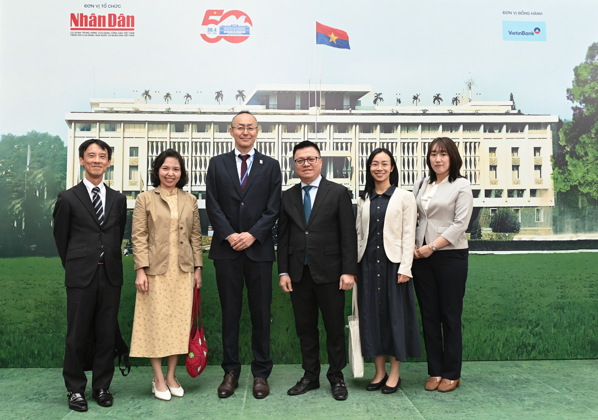 Các đại biểu tại khuôn viên Triển lãm tương tác kỷ niệm 50 năm giải phóng miền nam, thống nhất đất nước (30/4/1975-30/4/2025).