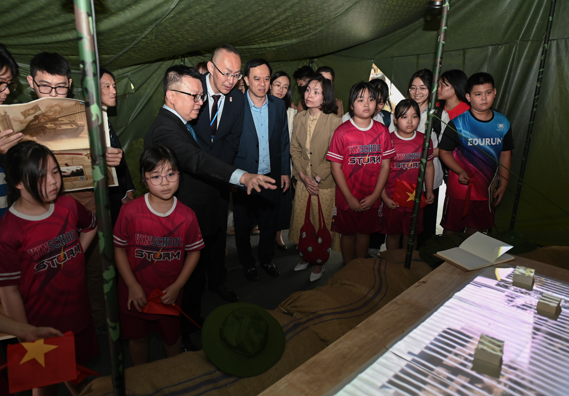 Các đại biểu tham quan và trải nghiệm trình chiếu 3D tại lều dã chiến trong khuôn viên Triển lãm.