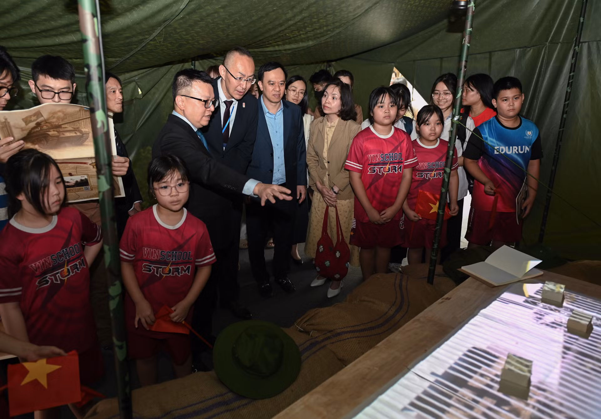 Các đại biểu tham quan và trải nghiệm trình chiếu 3D tại lều dã chiến trong khuôn viên Triển lãm.