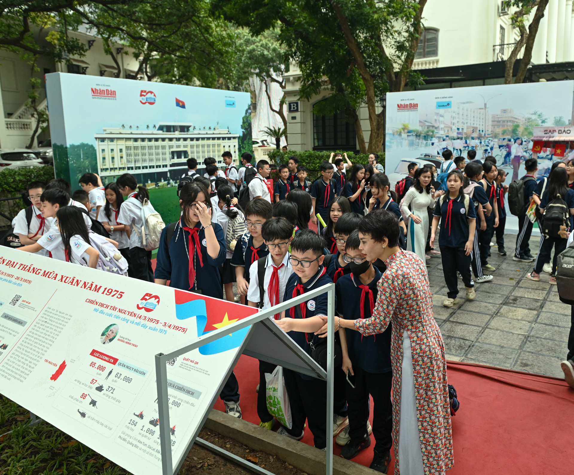 Dù là ngày thứ hai đầu tuần, Triển lãm vẫn thu hút rất nhiều học sinh và các bạn trẻ. Dù là ngày thứ hai đầu tuần, Triển lãm vẫn thu hút rất nhiều học sinh và các bạn trẻ.