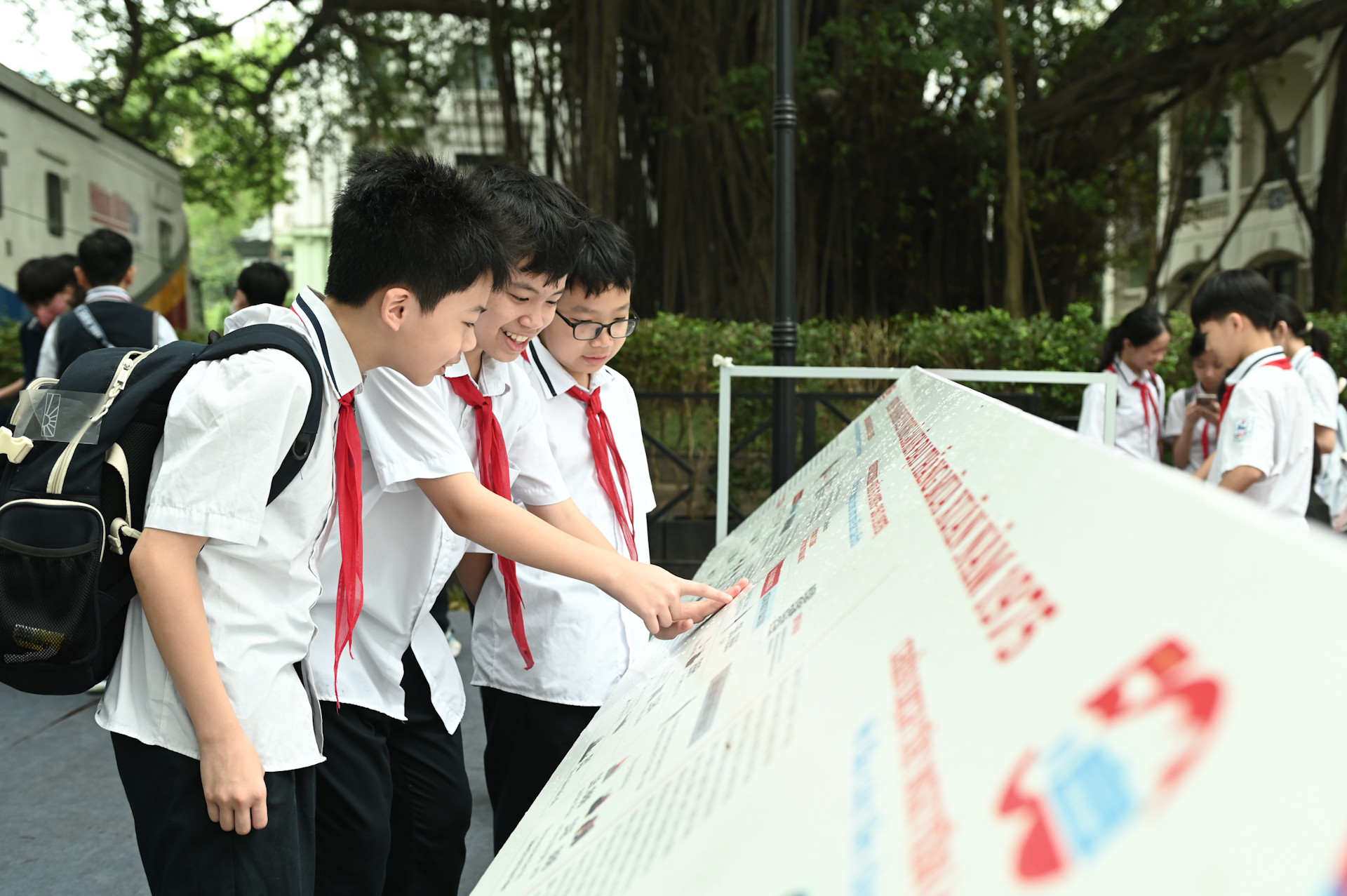 Học sinh Trường trung học cơ sở Giảng Võ (Thành phố Hà Nội) chăm chú tìm hiểu về các trận đánh lịch sử làm nên đại thắng mùa Xuân năm 1975. Học sinh Trường trung học cơ sở Giảng Võ (Thành phố Hà Nội) chăm chú tìm hiểu về các trận đánh lịch sử làm nên đại thắng mùa Xuân năm 1975.