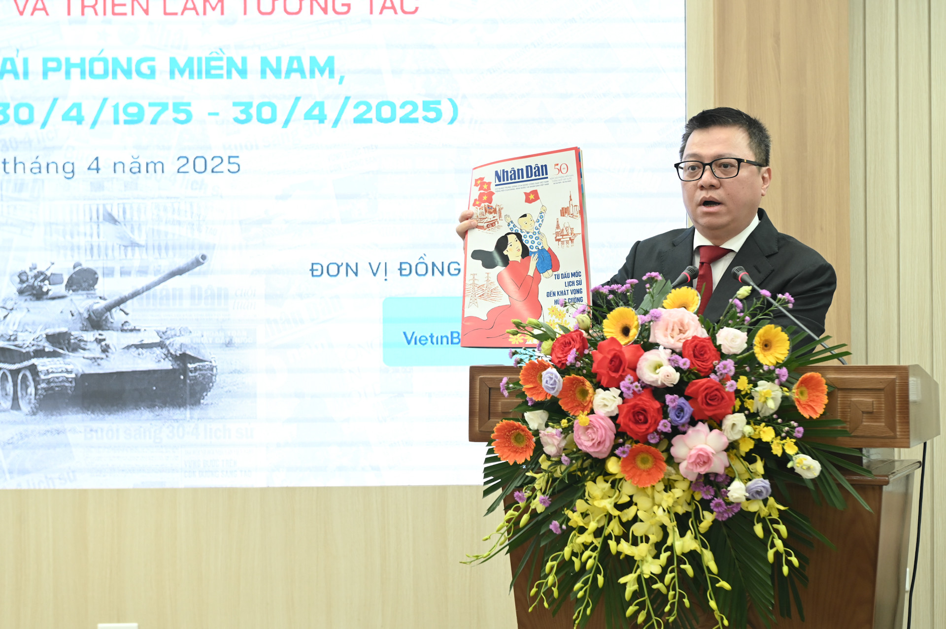 Tổng Biên tập Lê Quốc Minh giới thiệu về ấn phẩm đặc biệt.