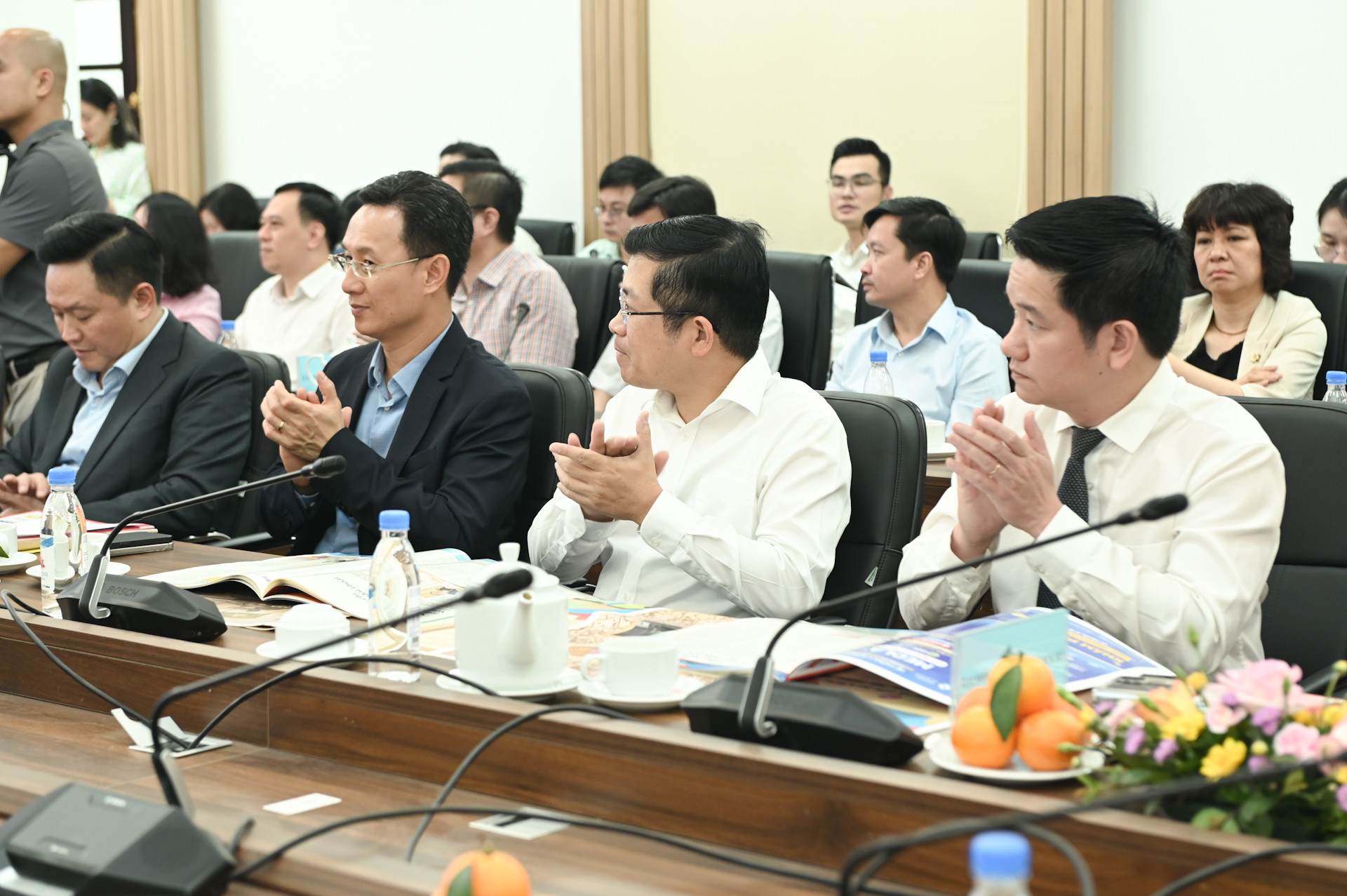 Các đại biểu tham dự buổi lễ.