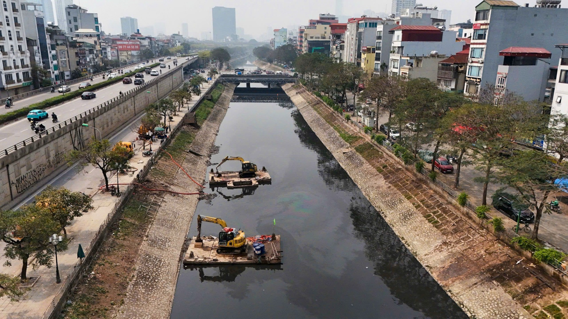 Tuyến đường dọc hai bên bờ sông Tô Lịch.
