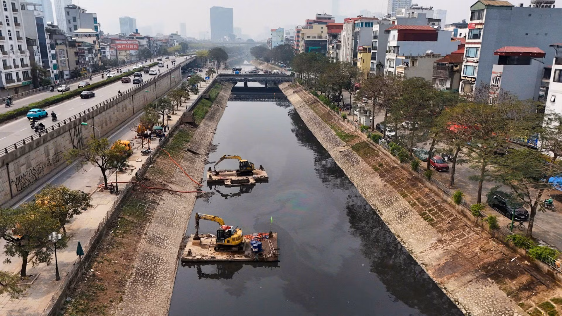 Tuyến đường dọc hai bên bờ sông Tô Lịch.