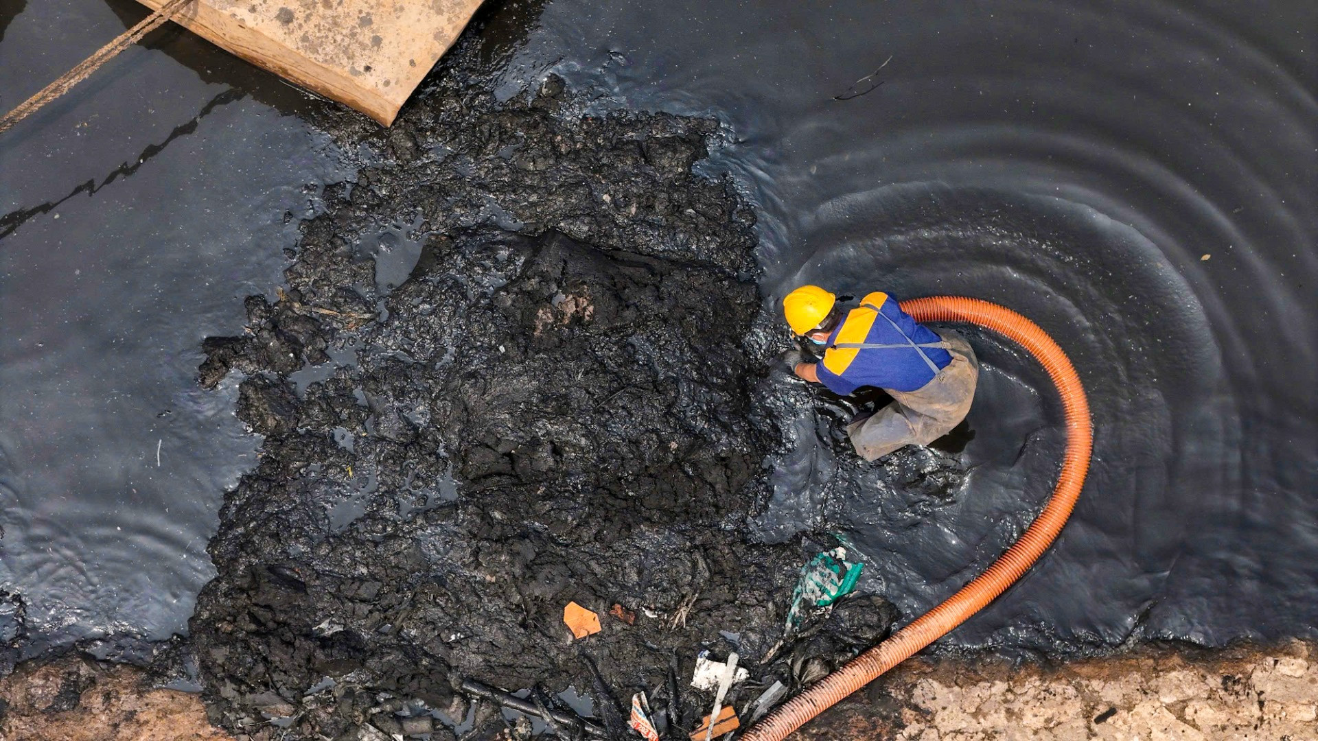 Công nhân Công ty Thoát nước Hà Nội đang thi công, nạo vét, thanh thải toàn bộ lòng sông Tô Lịch.