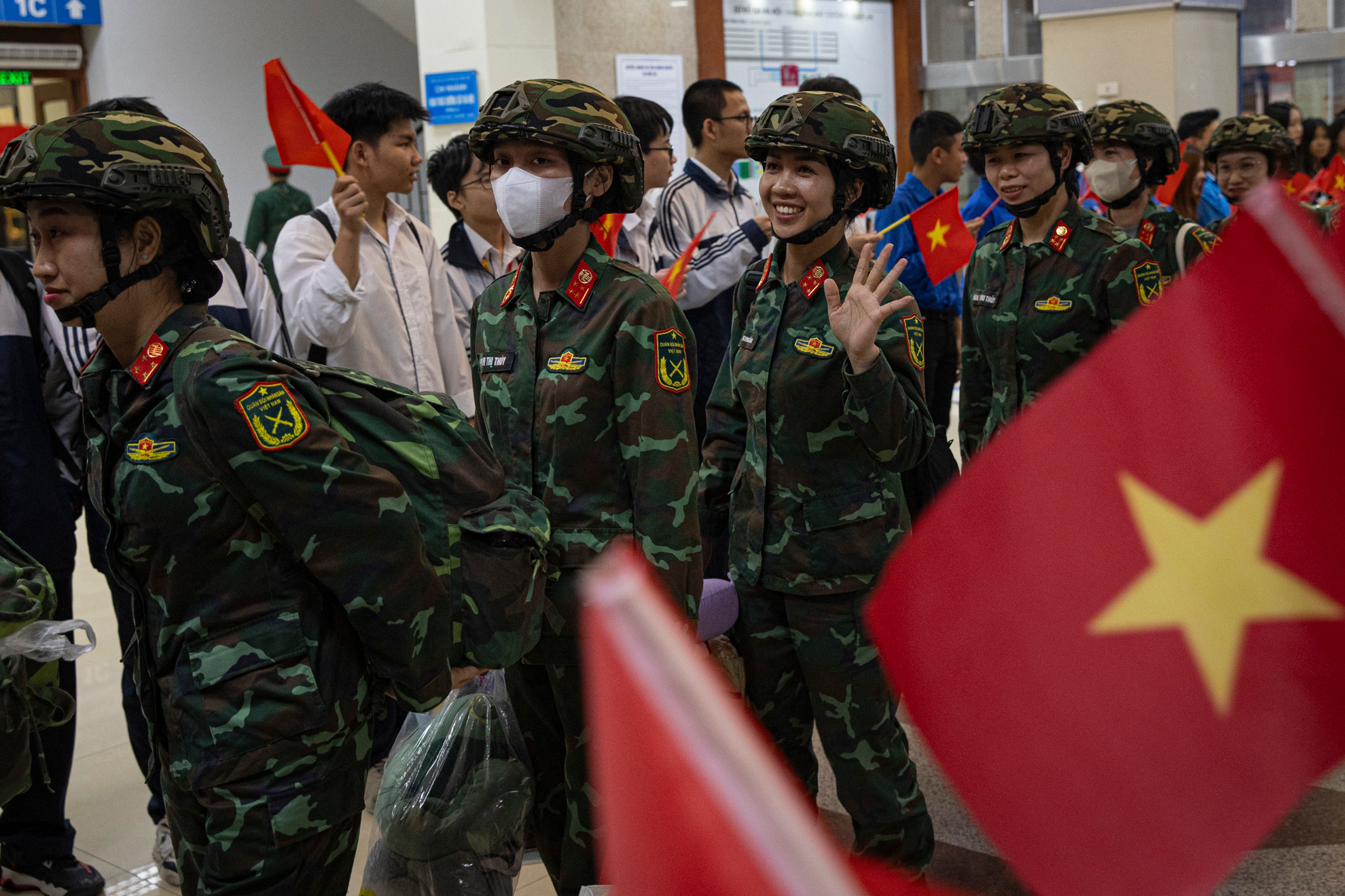 Các nữ chiến sĩ được ưu tiên lên chuyến tàu đầu tiên.