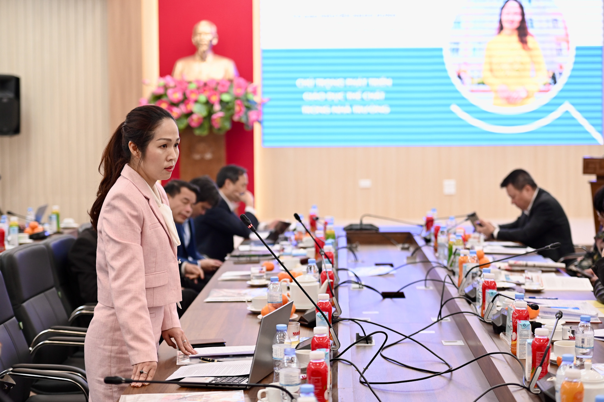 Cô giáo Nguyễn Ngọc Dung, Phó Hiệu trưởng Trường trung học cơ sở Ba Đình, quận Ba Đình, Hà Nội chia sẻ tại hội thảo. Cô giáo Nguyễn Ngọc Dung, Phó Hiệu trưởng Trường trung học cơ sở Ba Đình, quận Ba Đình, Hà Nội chia sẻ tại hội thảo.