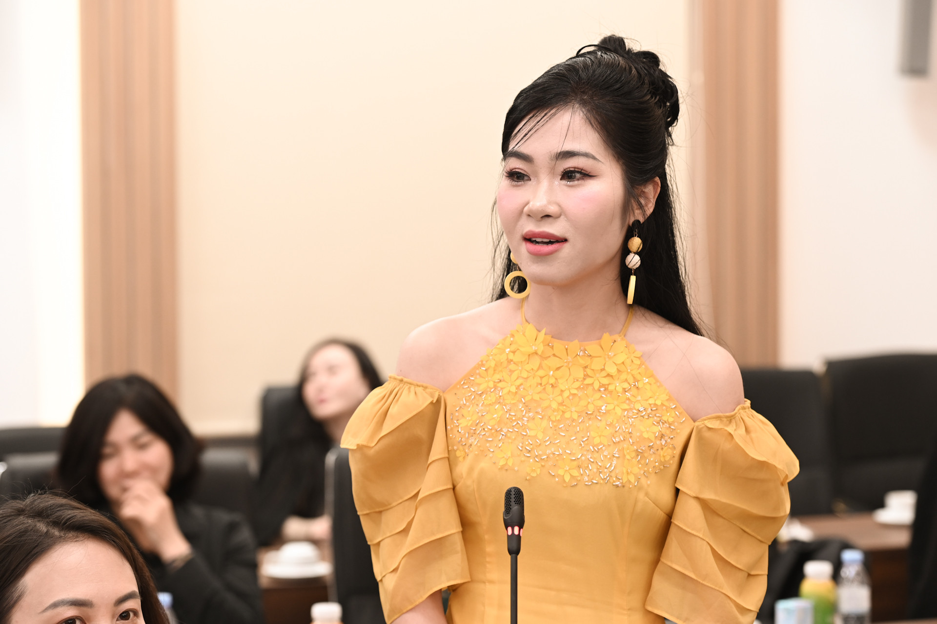 Ca sĩ Hà Myo chia sẻ: "Tôi muốn quảng bá âm nhạc truyền thống Việt Nam ra thế giới". Ca sĩ Hà Myo chia sẻ: "Tôi muốn quảng bá âm nhạc truyền thống Việt Nam ra thế giới".