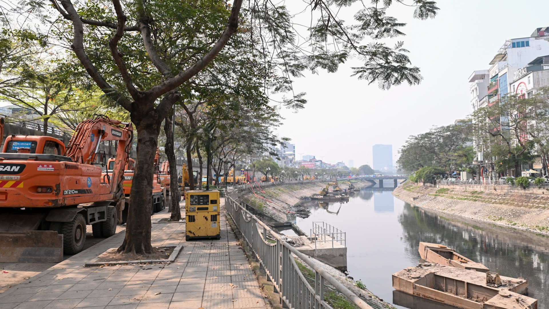 Tiến độ yêu cầu, quý III/2025, việc nạo vét phải xong để các đơn vị thực hiện dự án lấy nước sông Hồng vào sông Tô Lịch triển khai xây các hạng mục hạ tầng, như: trạm bơm, mương, kênh dẫn, đặc biệt là các đập dâng để giữ và điều tiết nước. Các đập dâng giữ nước bước đầu được xác định ở các vị trí gồm: Cầu Cót (Yên Hòa, Cầu Giấy), cầu Dậu (Linh Đàm, Hoàng Mai), cầu Quang (Thanh Liệt, Thanh Trì).