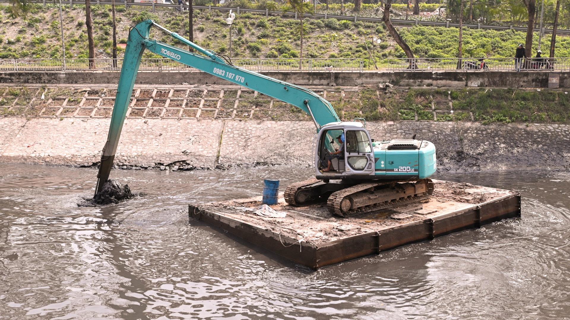 Kết hợp với máy móc chuyên dụng để quá trình nạo vét diễn ra đúng tiến độ.