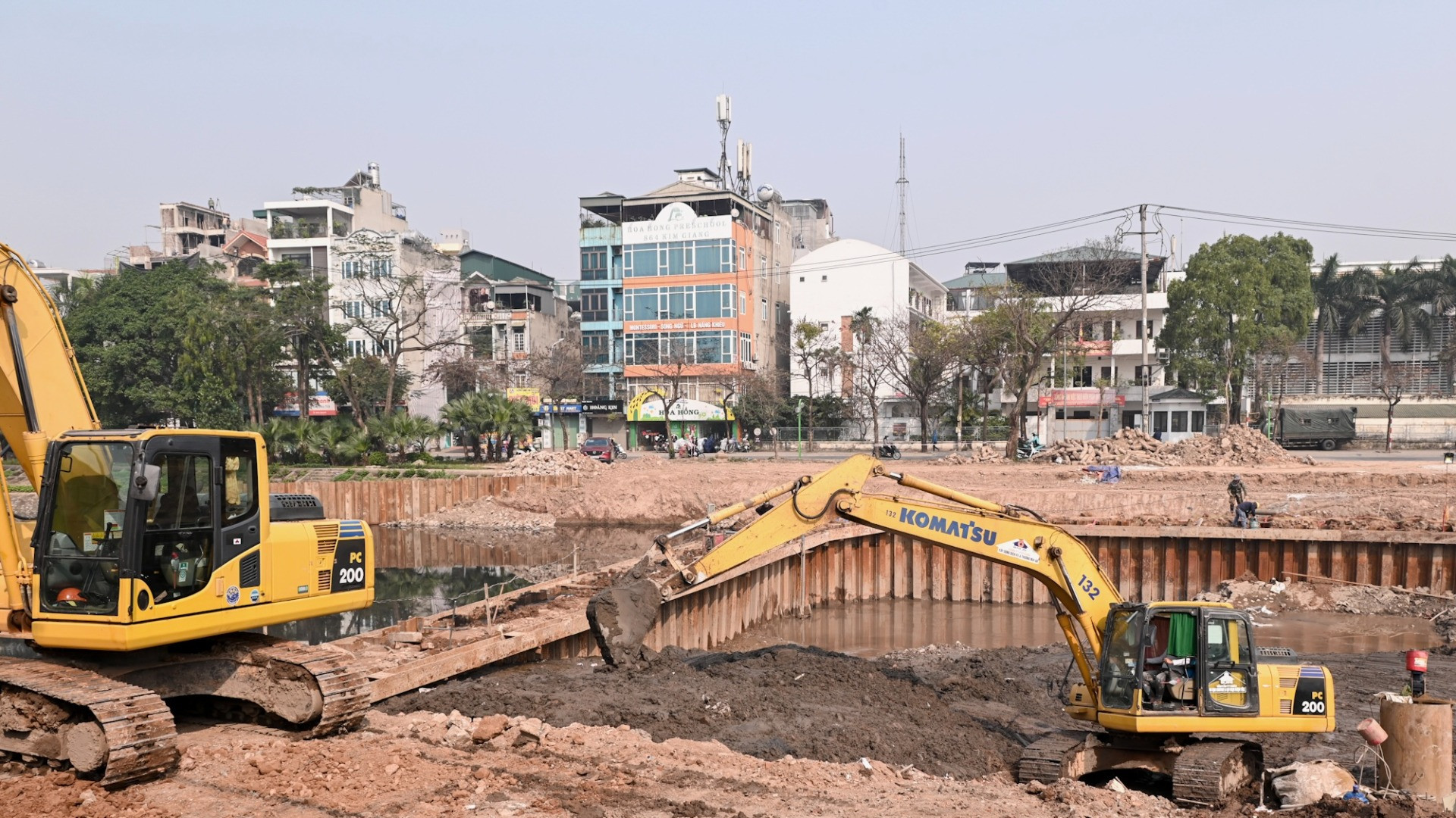 Trang thiết bị máy móc đã sẵn sàng để thi công đập dâng đầu tiên trên sông Tô Lịch.