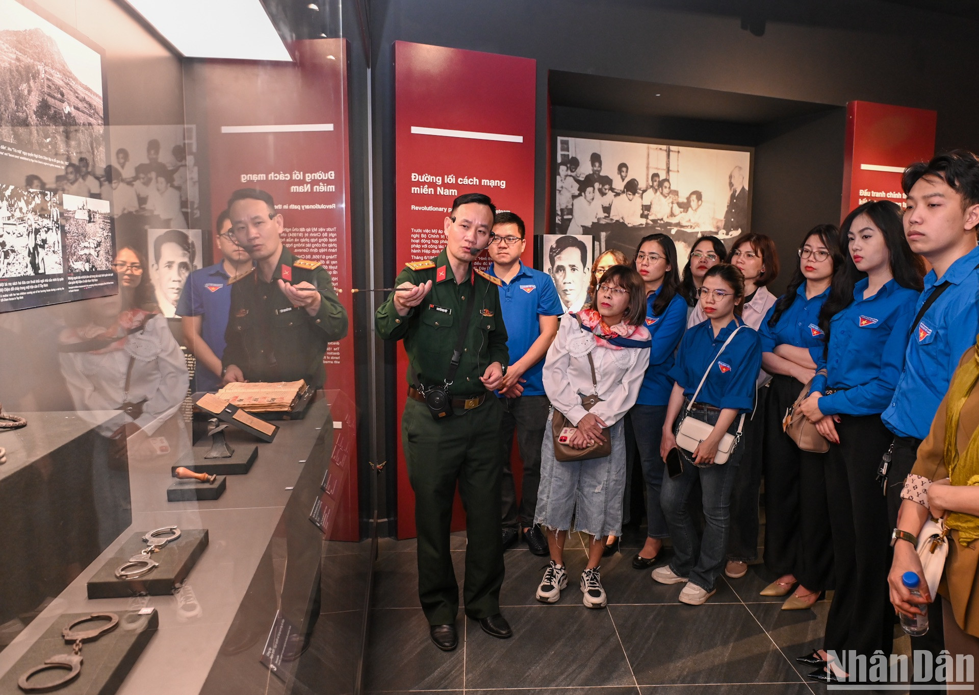 Hướng dẫn viên của Bảo tàng giới thiệu về các hiện vật sử dụng trong chiến tranh.