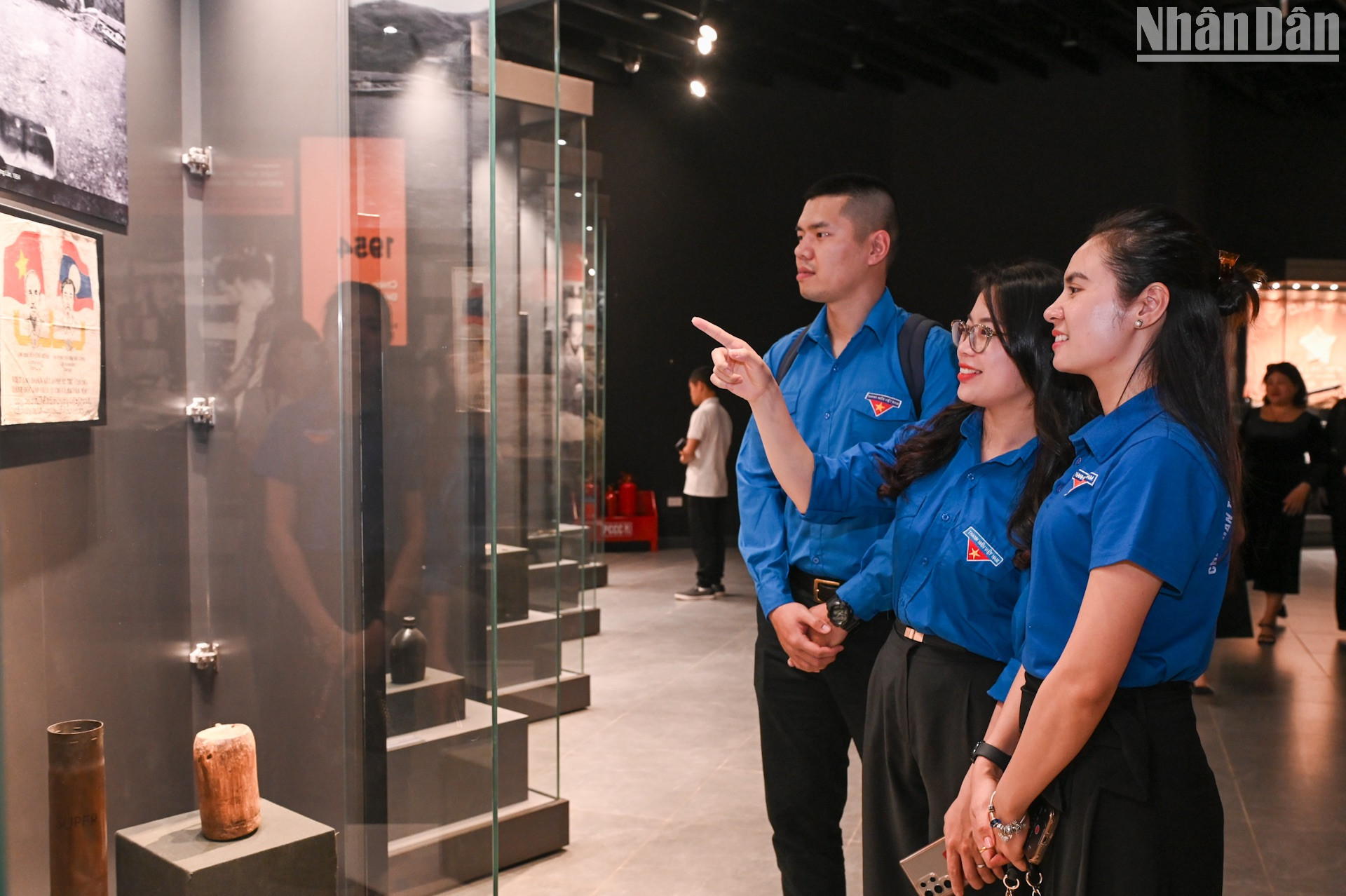 Đoàn viên thanh niên Báo Nhân Dân tìm hiểu về lịch sử quân sự giai đoạn 1954-1960.