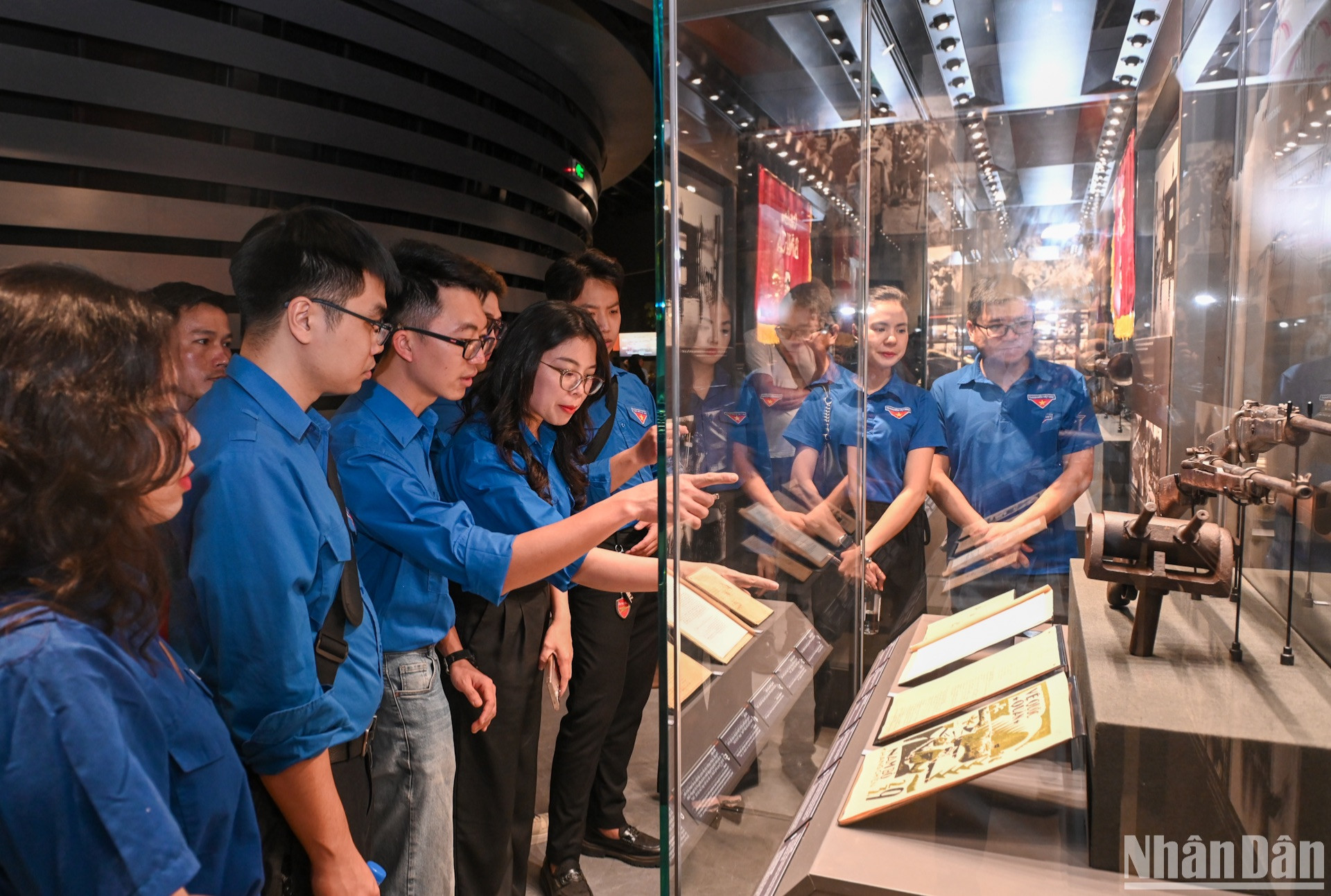 Khu trưng bày vũ khí, trang bị của Quân đội và nhân dân Việt Nam qua các thời kỳ thu hút sự quan tâm của các đoàn viên, thanh niên.