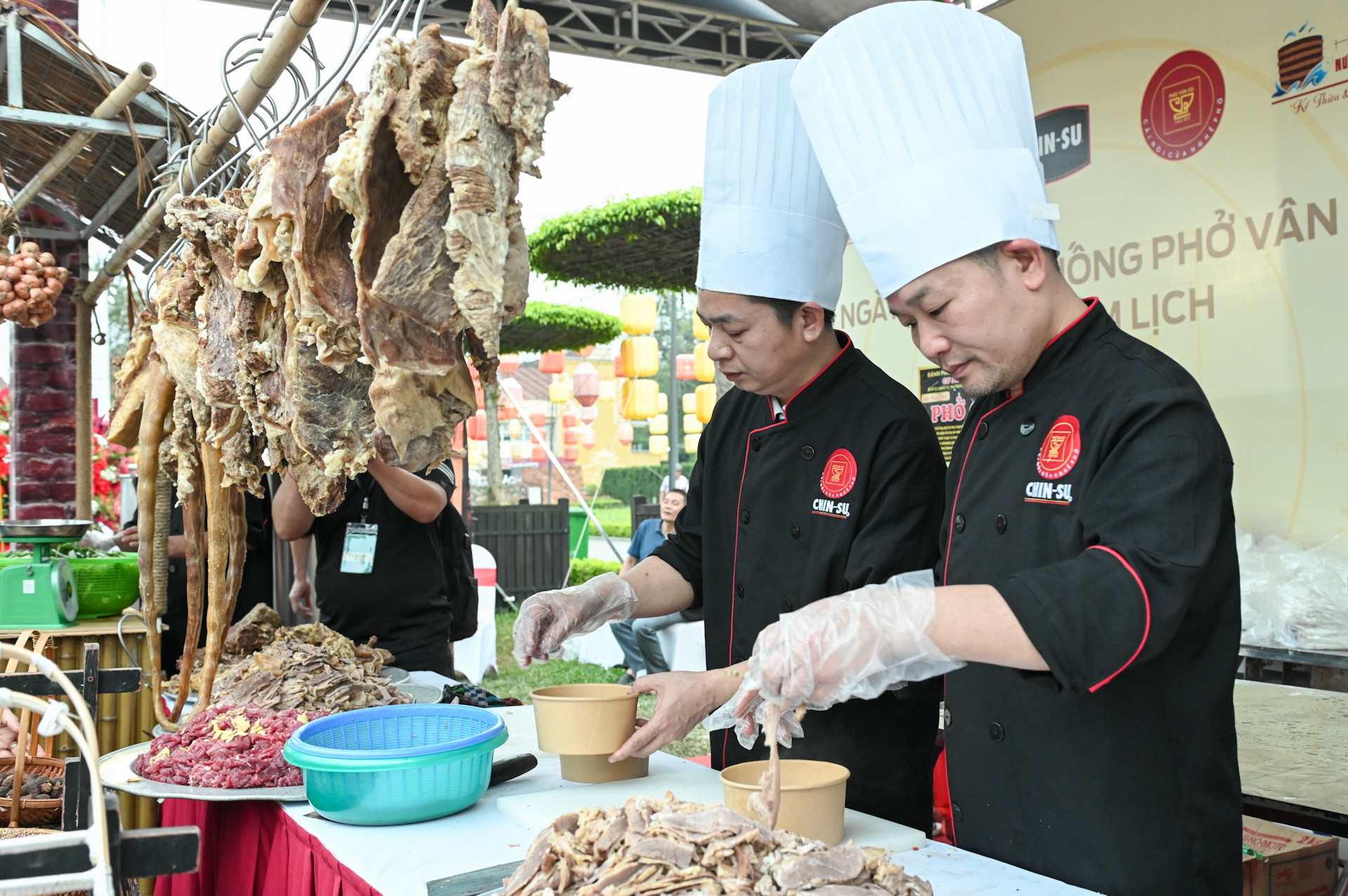 Các đầu bếp chuẩn bị đầy đủ nguyên liệu sẵn sàng phục vụ người dân Thủ đô.