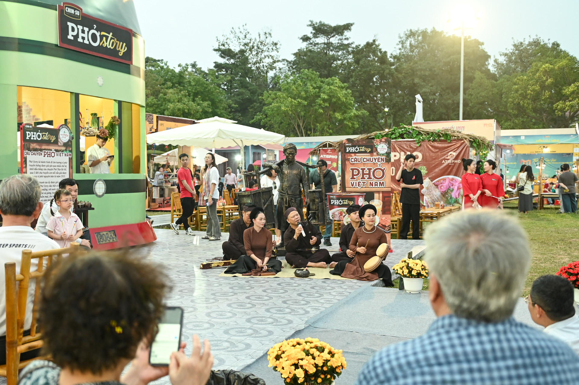 Ngoài thưởng thức phở, du khách còn được tham quan các không gian văn hóa đặc sắc khác của Việt Nam.