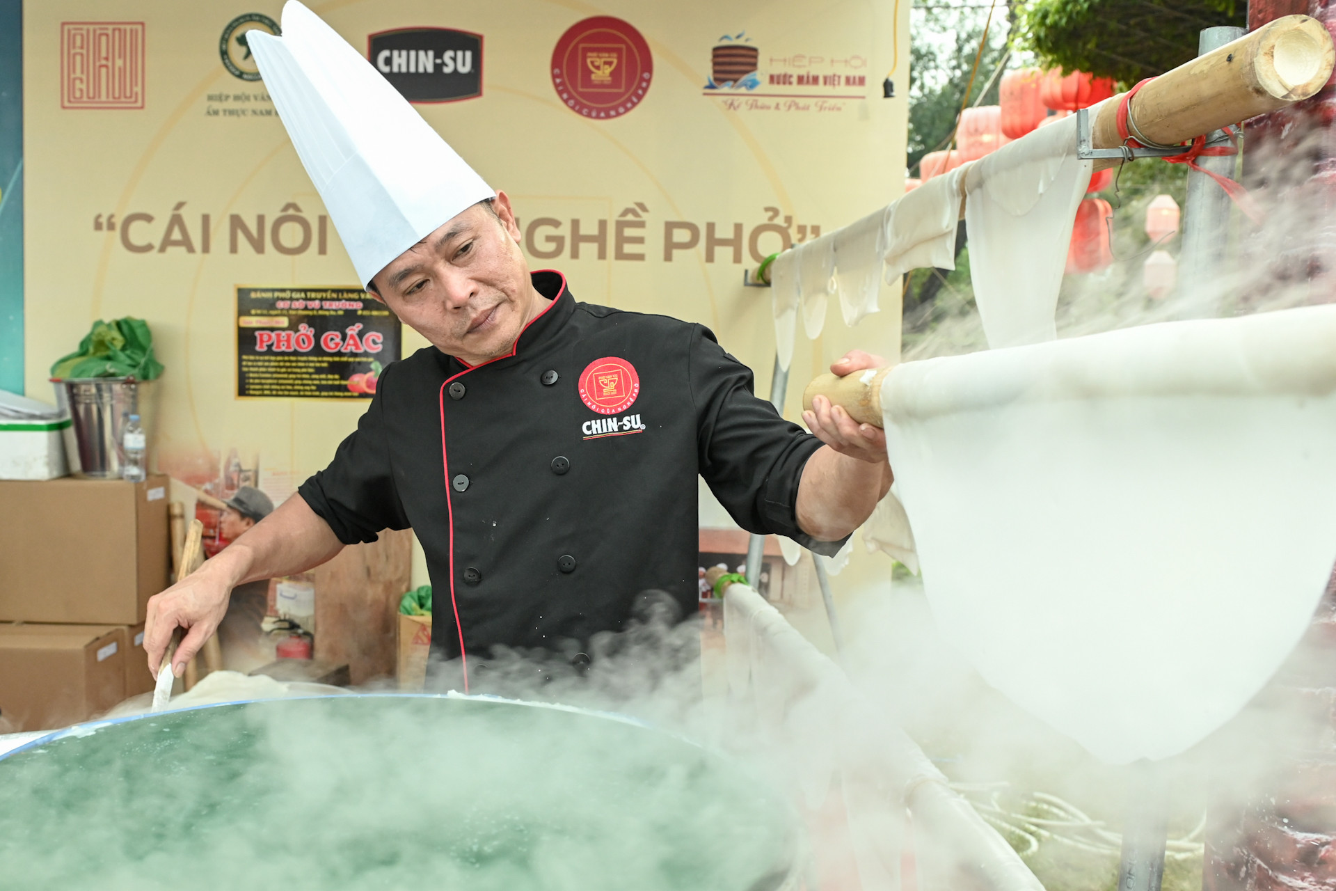 Đầu bếp trình diễn kỹ thuật tráng bánh phở.