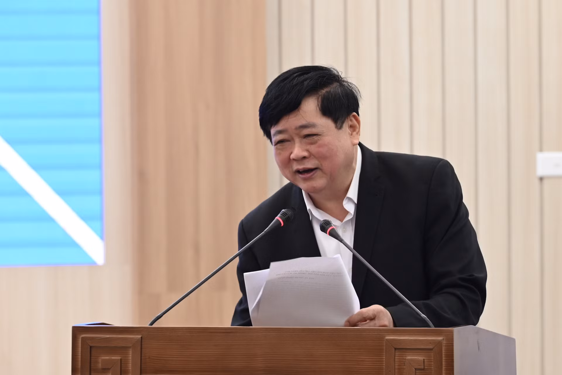 Phó Giáo sư, Tiến sĩ Nguyễn Thế Kỷ phát biểu tại hội thảo.