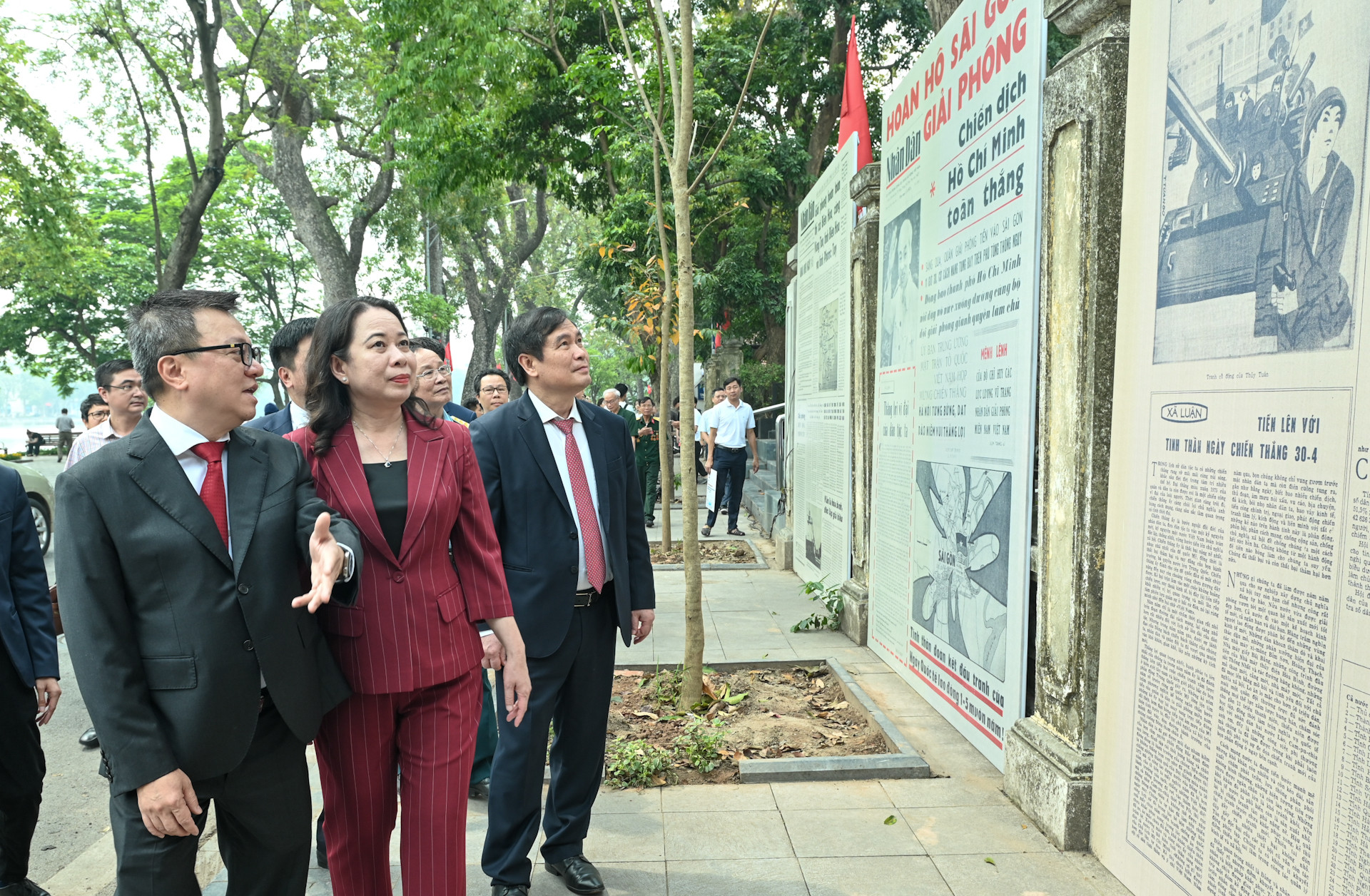 Các đại biểu tham quan khu trưng bày 10 tấm hình phóng to trang nhất của Báo Nhân Dân xuất bản vào các ngày 30/4 của các năm 1975, 1980, 1985, 1990, 1995, 2000, 2005, 2010, 2015, 2020.