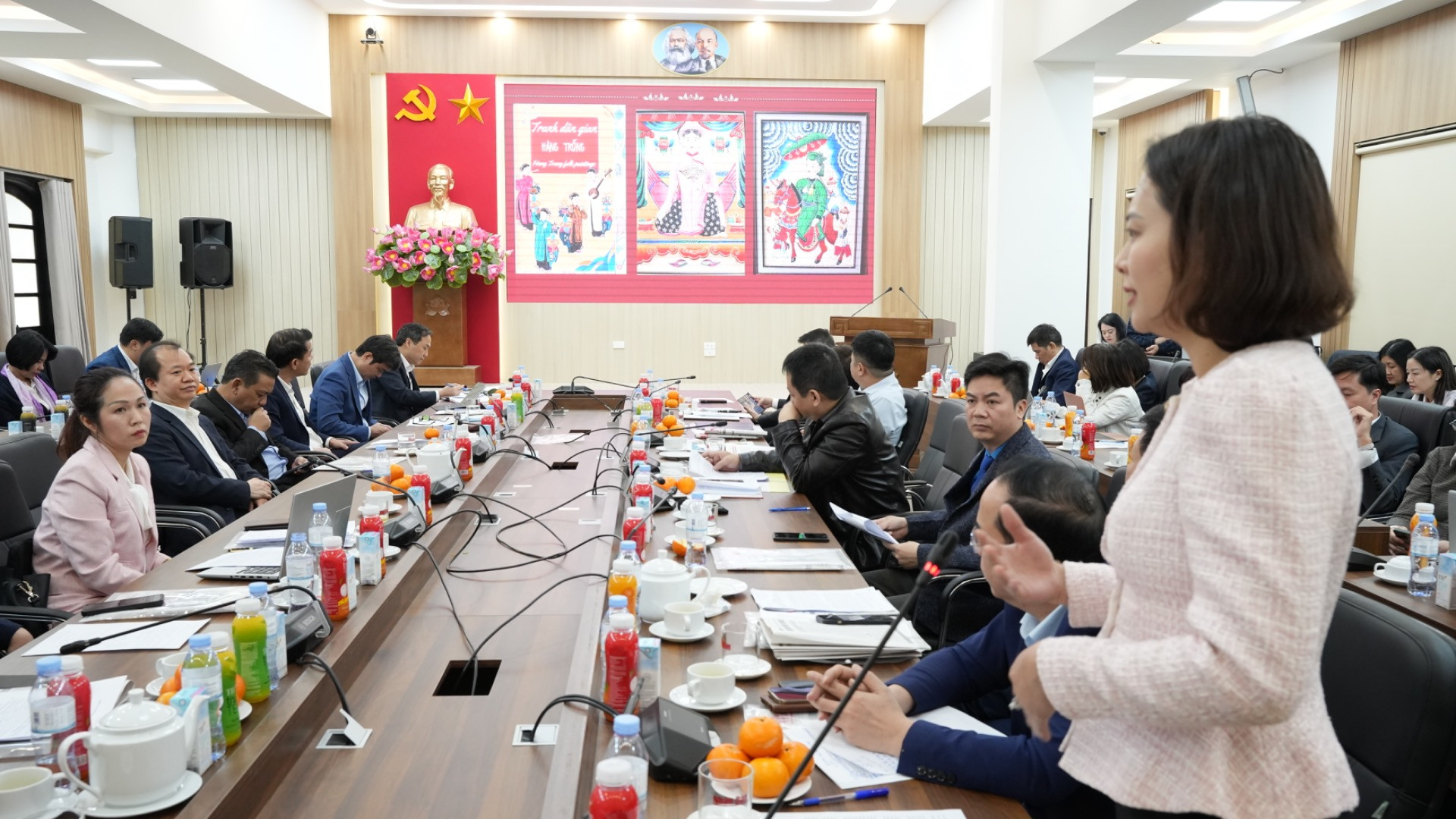 Cô giáo Hoàng Minh Hằng, Phó Trưởng phòng Giáo dục và Đào tạo quận Hoàn Kiếm chia sẻ tại hội thảo. Cô giáo Hoàng Minh Hằng, Phó Trưởng phòng Giáo dục và Đào tạo quận Hoàn Kiếm chia sẻ tại hội thảo.