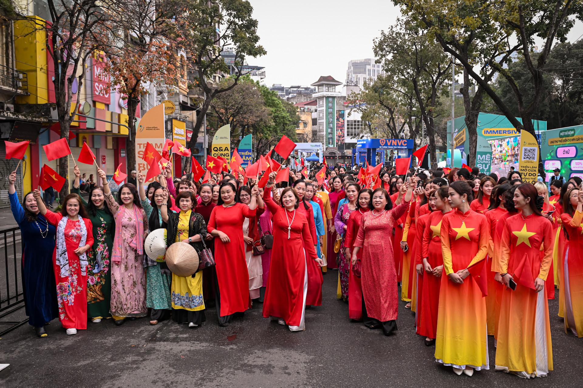 [Ảnh] Độc đáo lễ Diễu hành áo dài xếp hình bản đồ Việt Nam với hơn 1.000 phụ nữ tham gia ảnh 1
