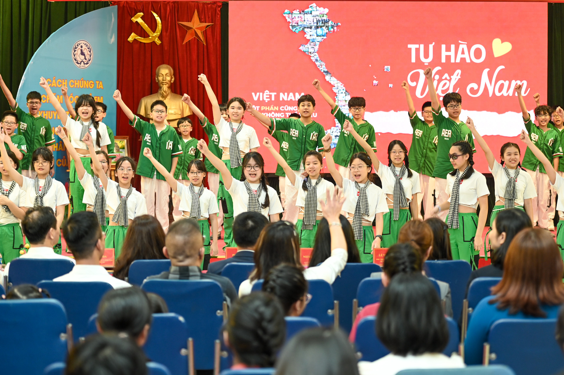 Tiết mục văn nghệ chào mừng của các em học sinh.