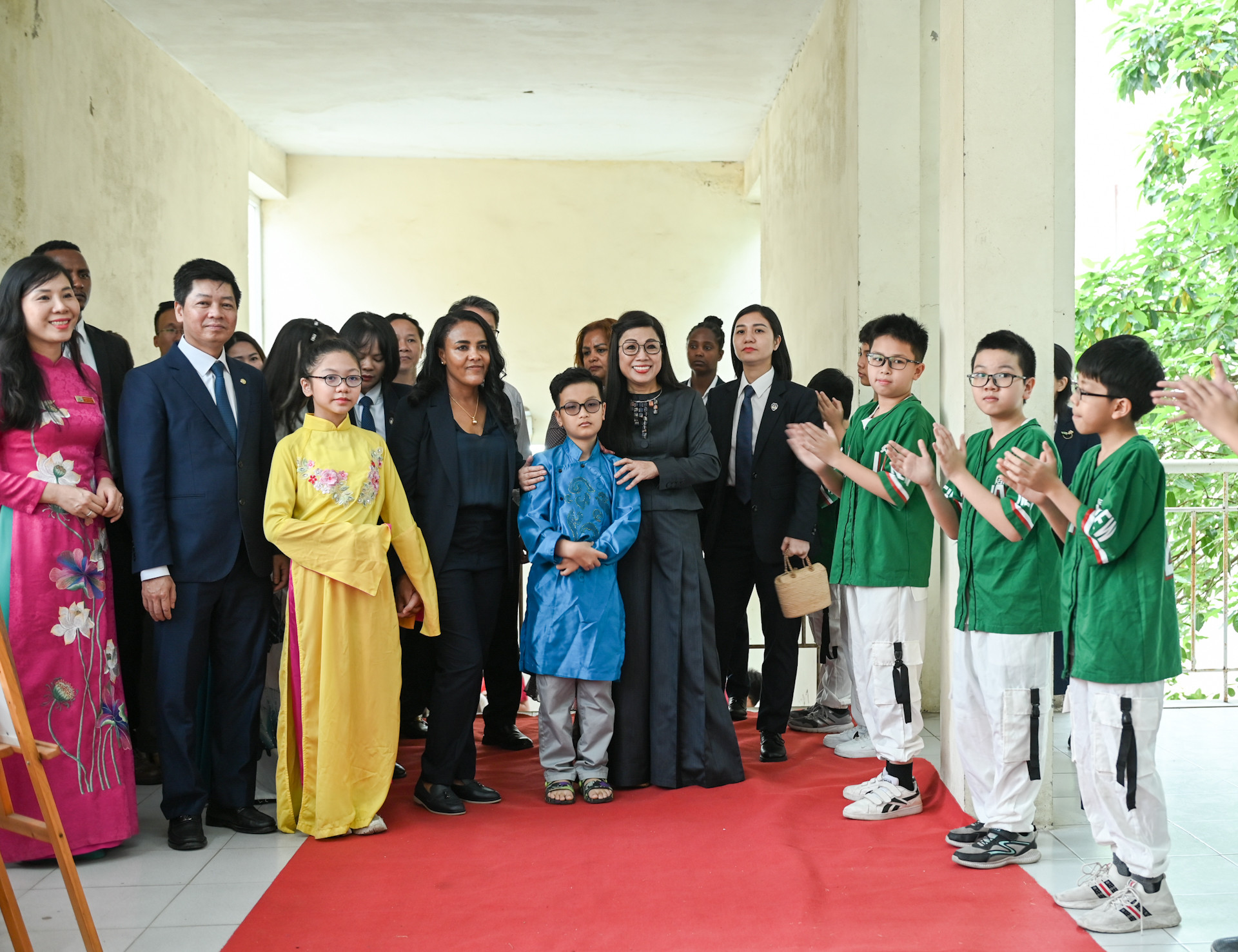 Ban Giám hiệu và các thầy, cô giáo Trường phổ thông cơ sở Nguyễn Đình Chiểu chào đón hai Phu nhân.