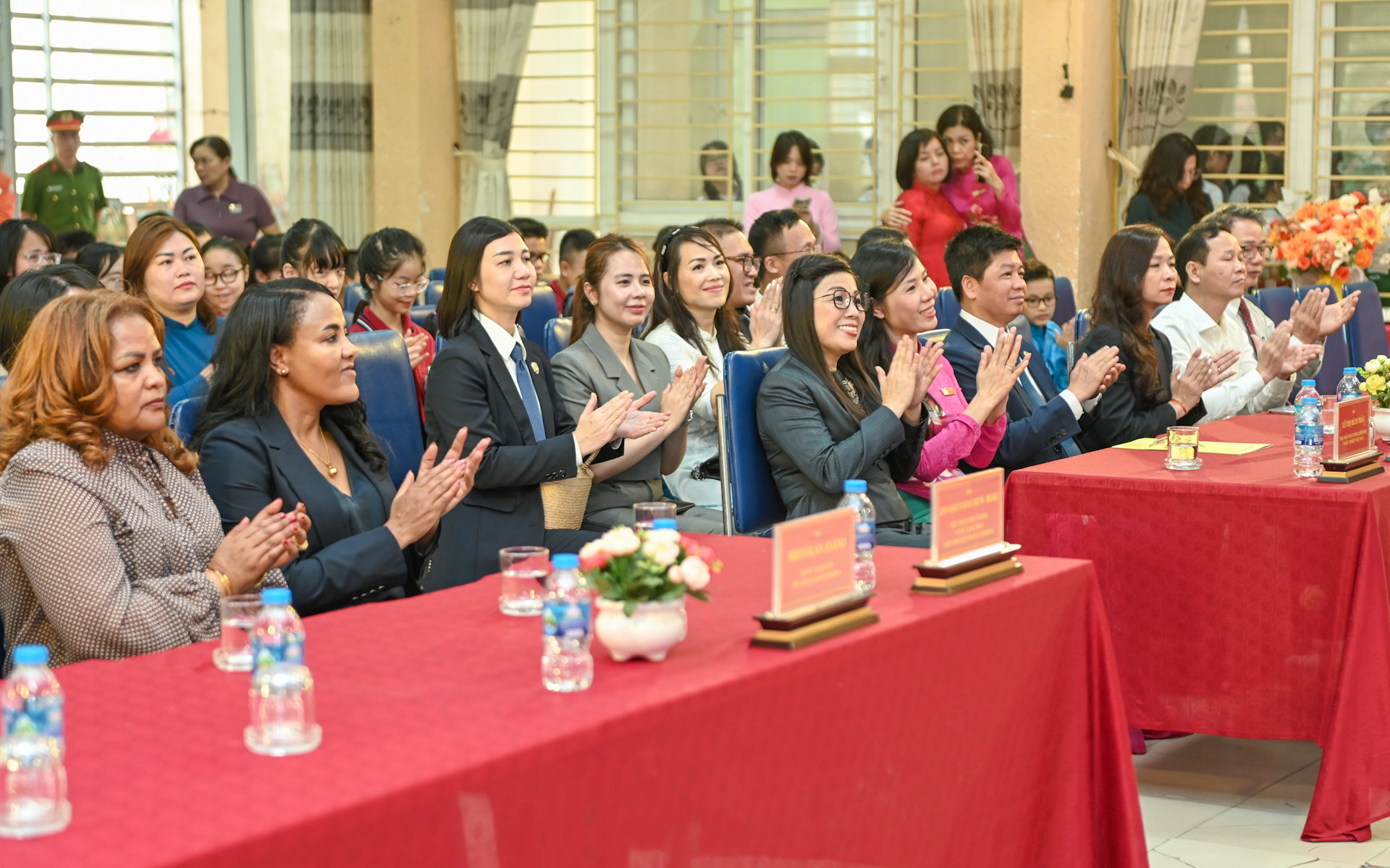 Các đại biểu tham dự buổi lễ.