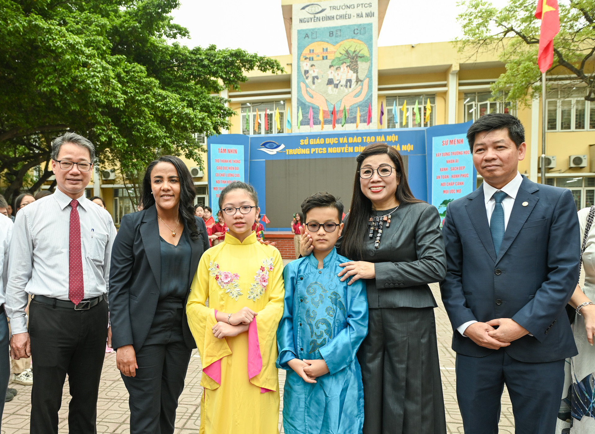 [Ảnh] Đầm ấm cuộc gặp giữa hai Phu nhân Thủ tướng Việt Nam và Ethiopia với học sinh khiếm thị Trường Nguyễn Đình Chiểu ảnh 1