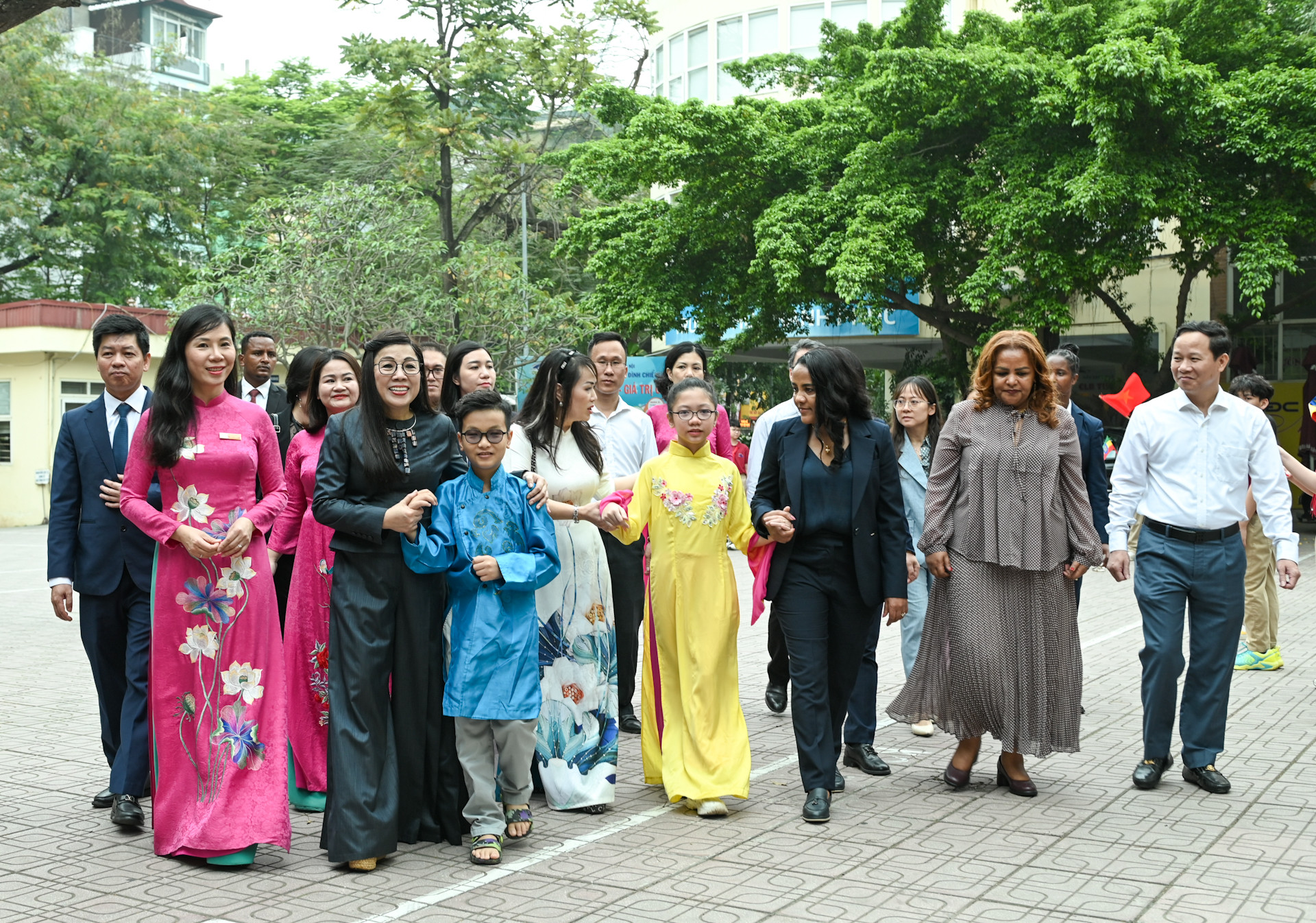 Hai Phu nhân cùng đoàn đại biểu trong khuôn viên trường.