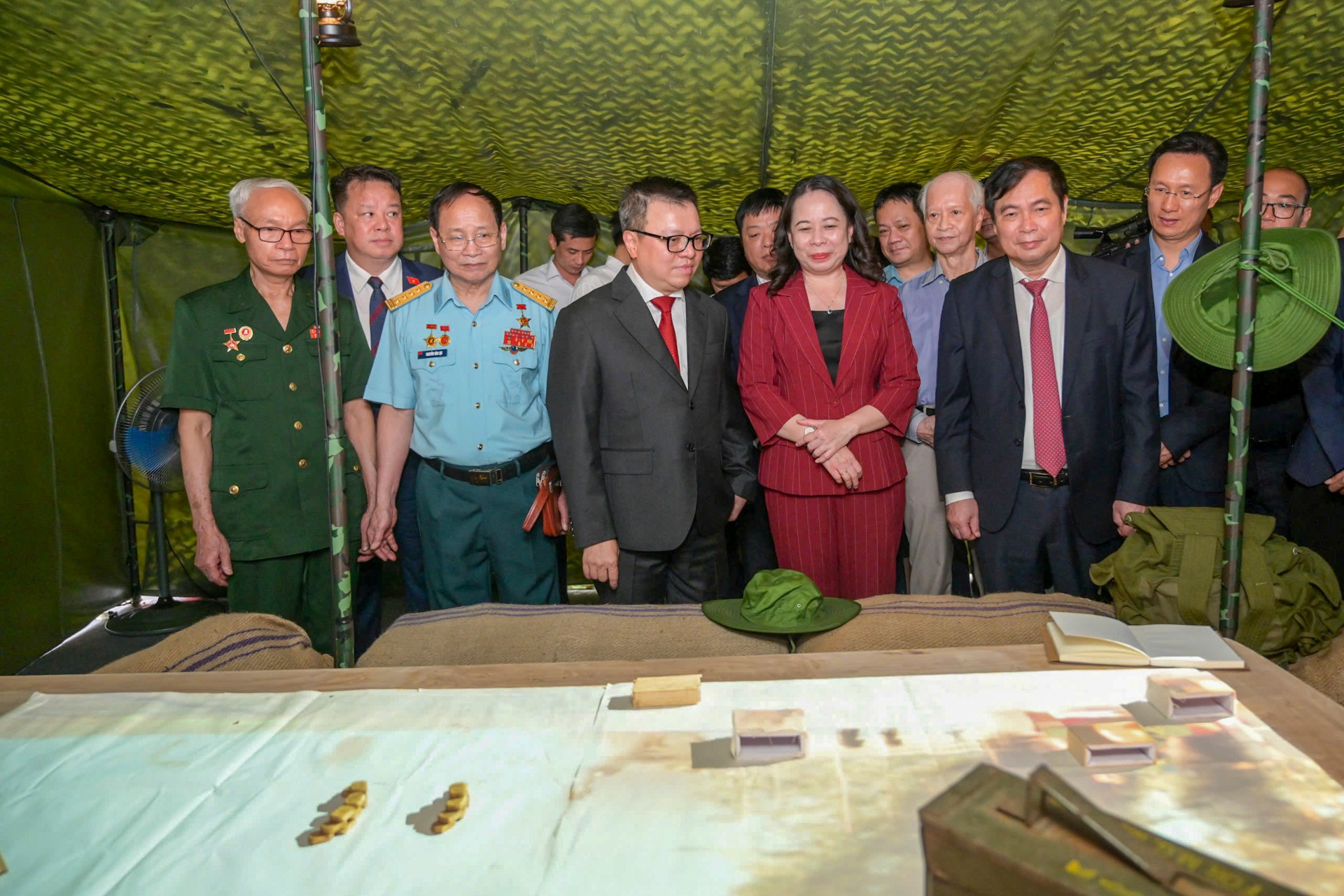 Các đại biểu tham quan trong không gian triển lãm.