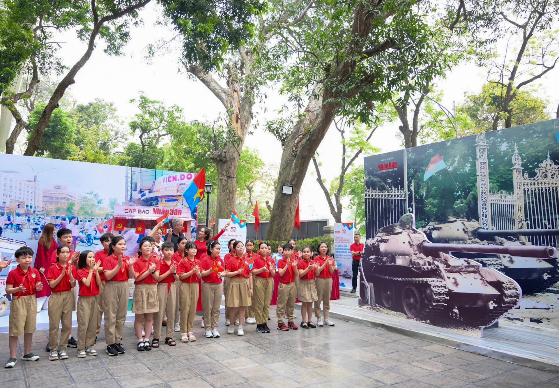 Các em học sinh Trường tiểu học Tràng An Hoàn Kiếm trong không gian triển lãm.