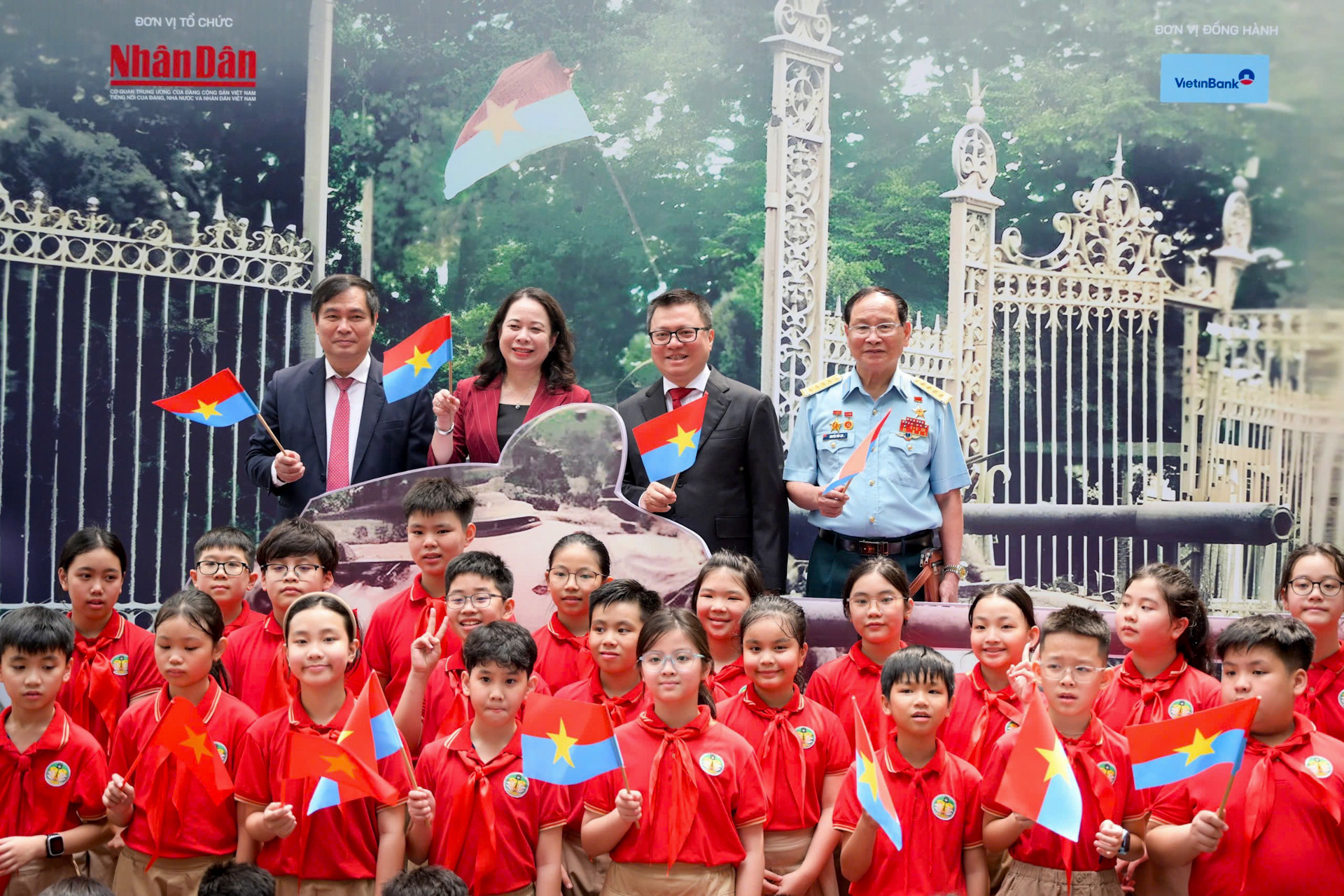 Các đại biểu chụp hình lưu niệm với học sinh Trường tiểu học Tràng An Hoàn Kiếm.