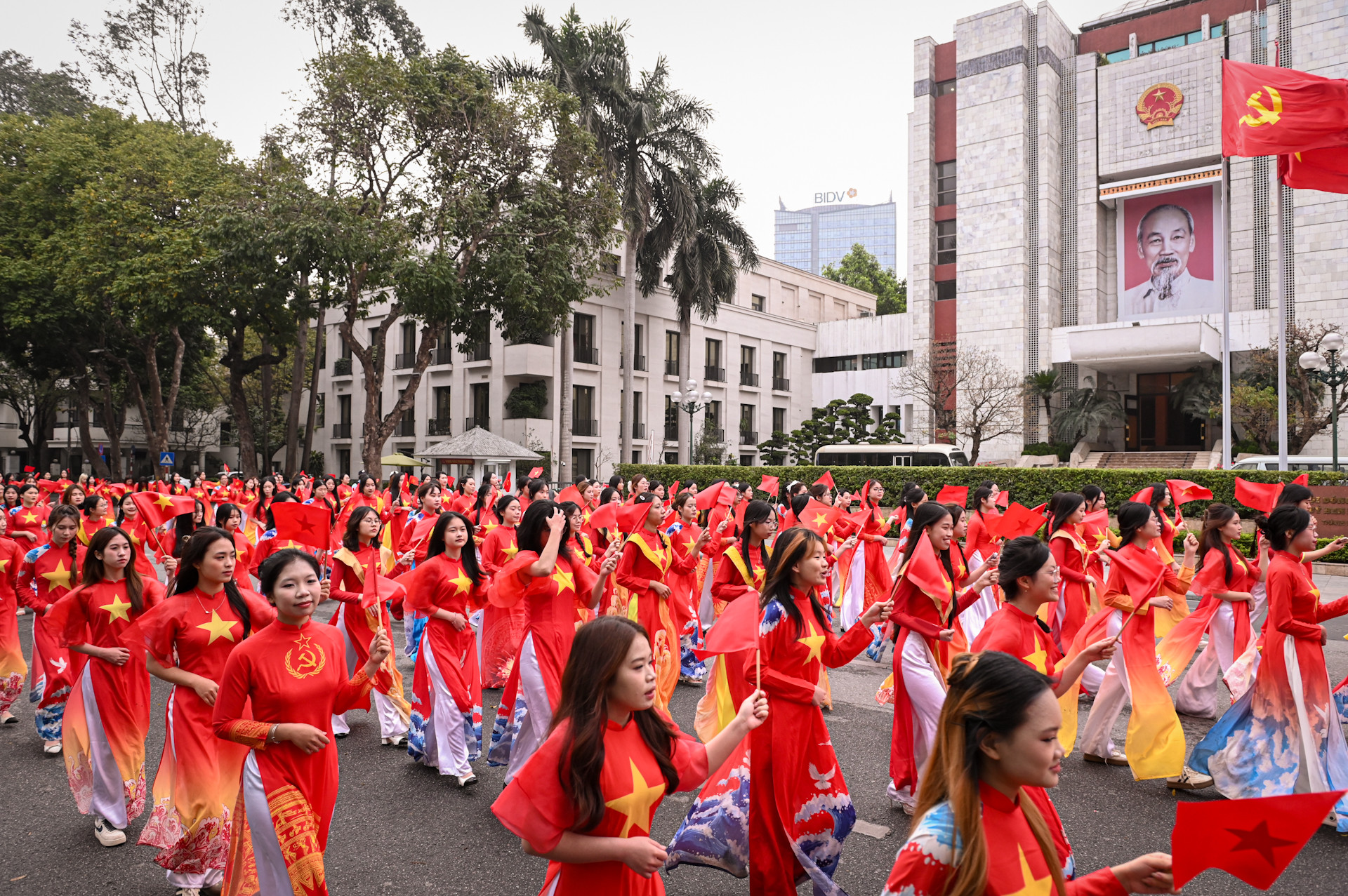 Đoàn diễu hành đi qua trụ sở Ủy ban nhân dân thành phố Hà Nội.