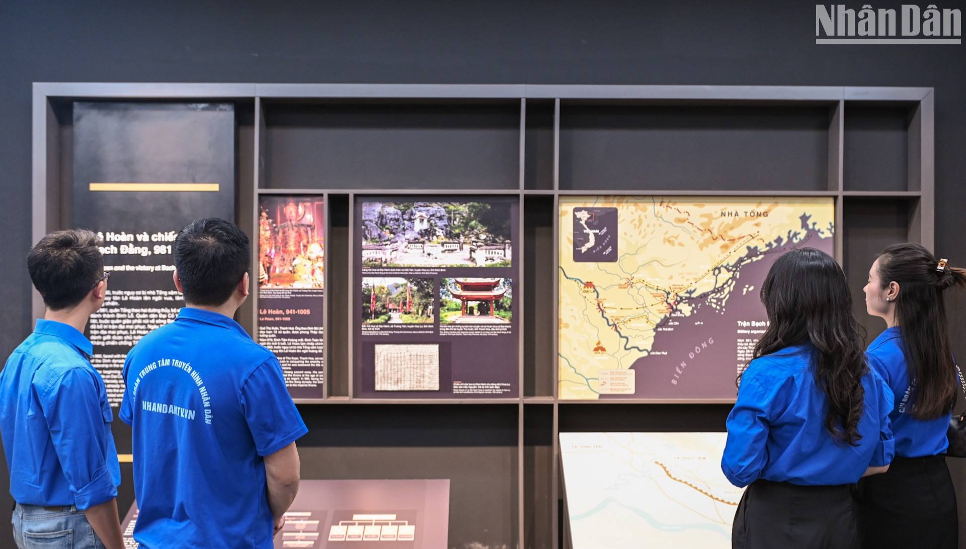 Đoàn viên, thanh niên Báo Nhân Dân tìm hiểu về chiến thắng Bạch Đằng.