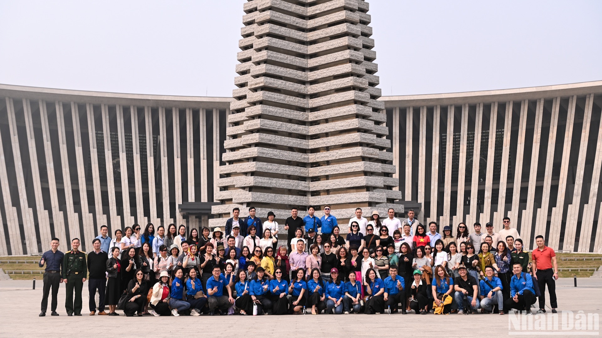 Cán bộ, đoàn viên Công đoàn và đoàn viên, thanh niên Báo Nhân Dân chụp ảnh lưu niệm tại quảng trường Tháp Chiến thắng Bảo tàng Lịch sử Quân sự Việt Nam.