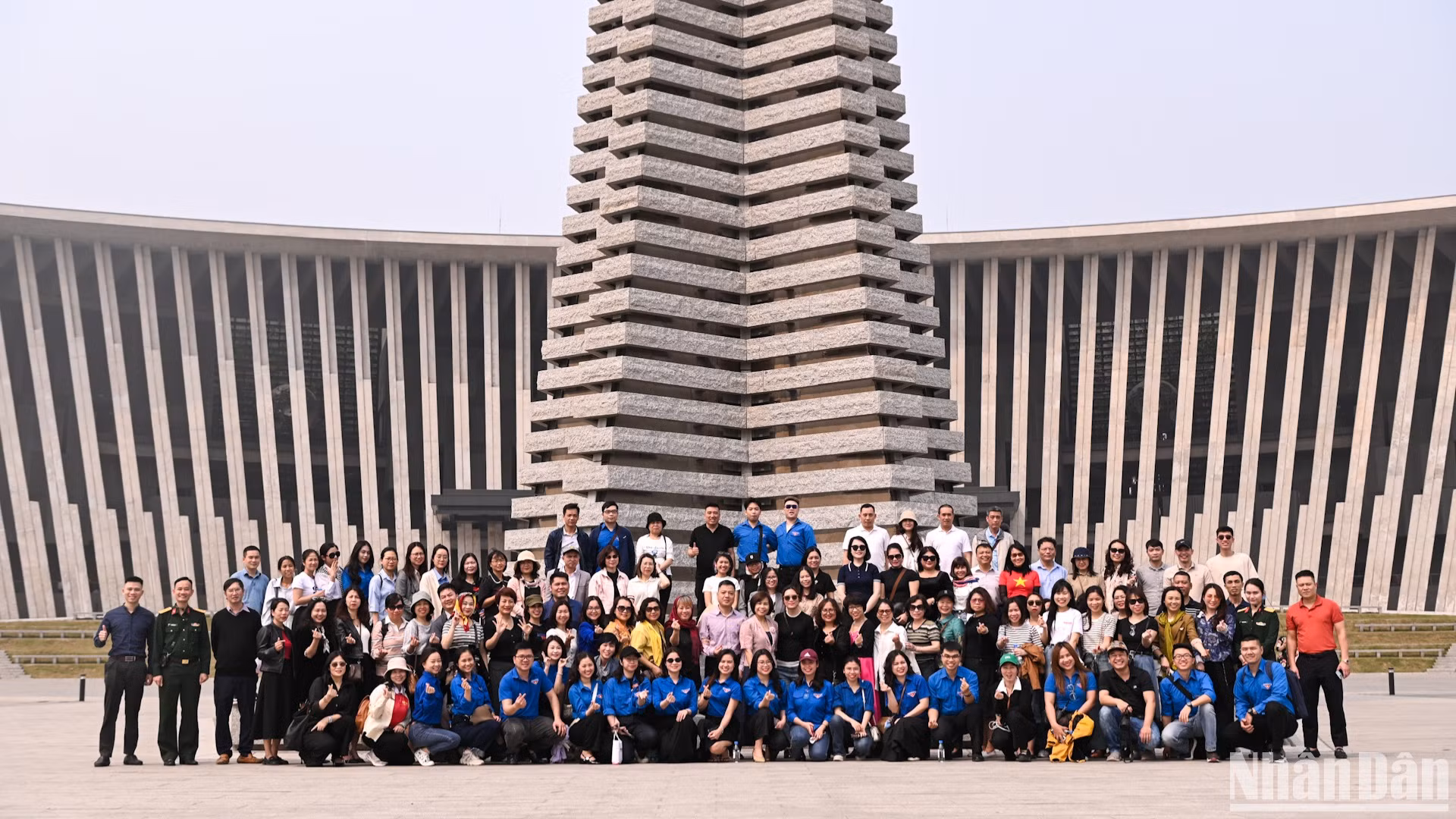Cán bộ, đoàn viên Công đoàn và đoàn viên, thanh niên Báo Nhân Dân chụp ảnh lưu niệm tại quảng trường Tháp Chiến thắng Bảo tàng Lịch sử Quân sự Việt Nam.