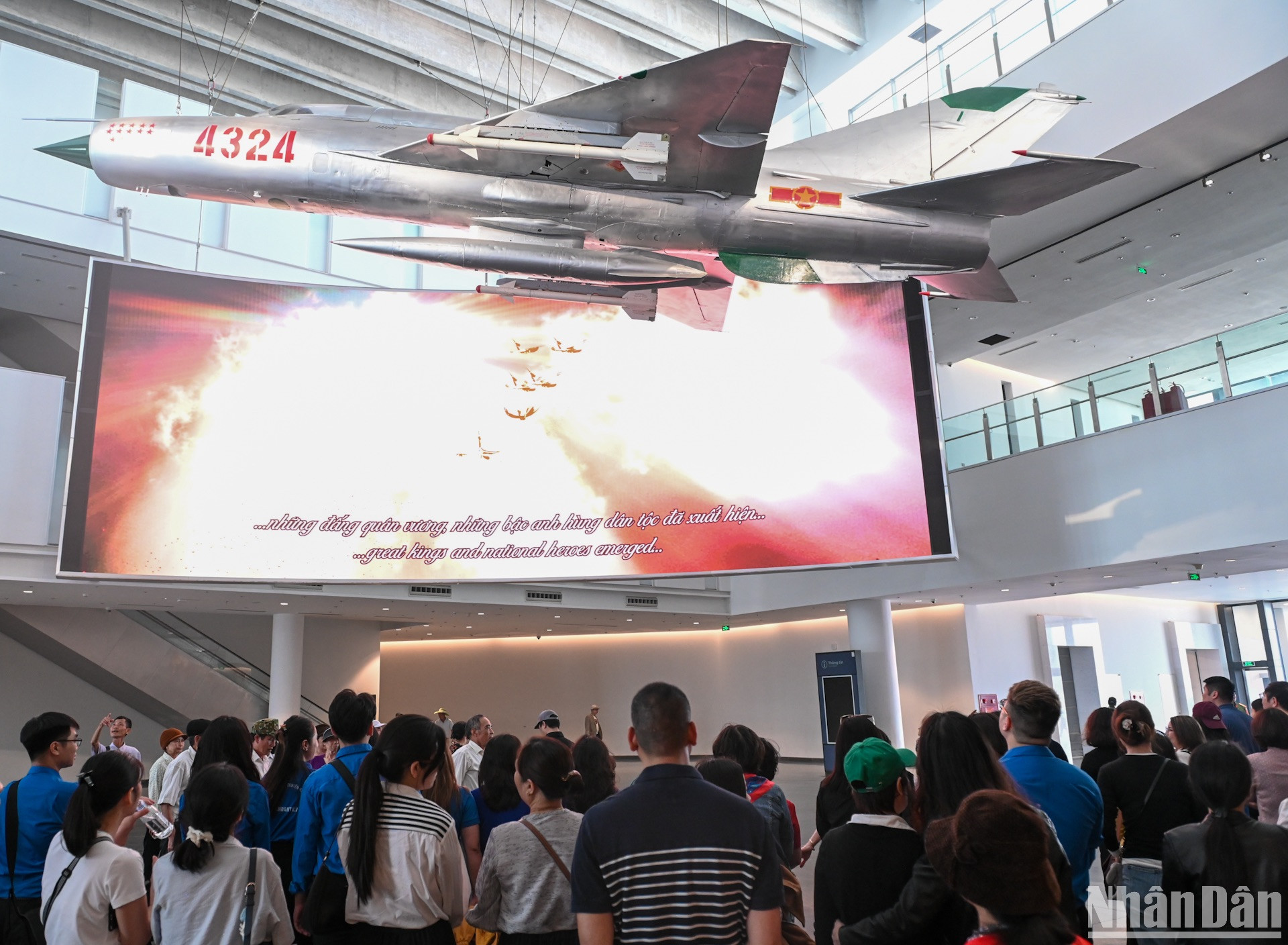 Đoàn thanh niên Báo Nhân Dân thăm quan sảnh chính của Bảo tàng, nơi trưng bày chiếc "Én bạc" MiG-21 mang số hiệu 4324 được treo trên các sợi cáp gắn với mái, tạo cảm giác như đang xuất kích bảo vệ bầu trời Tổ quốc.