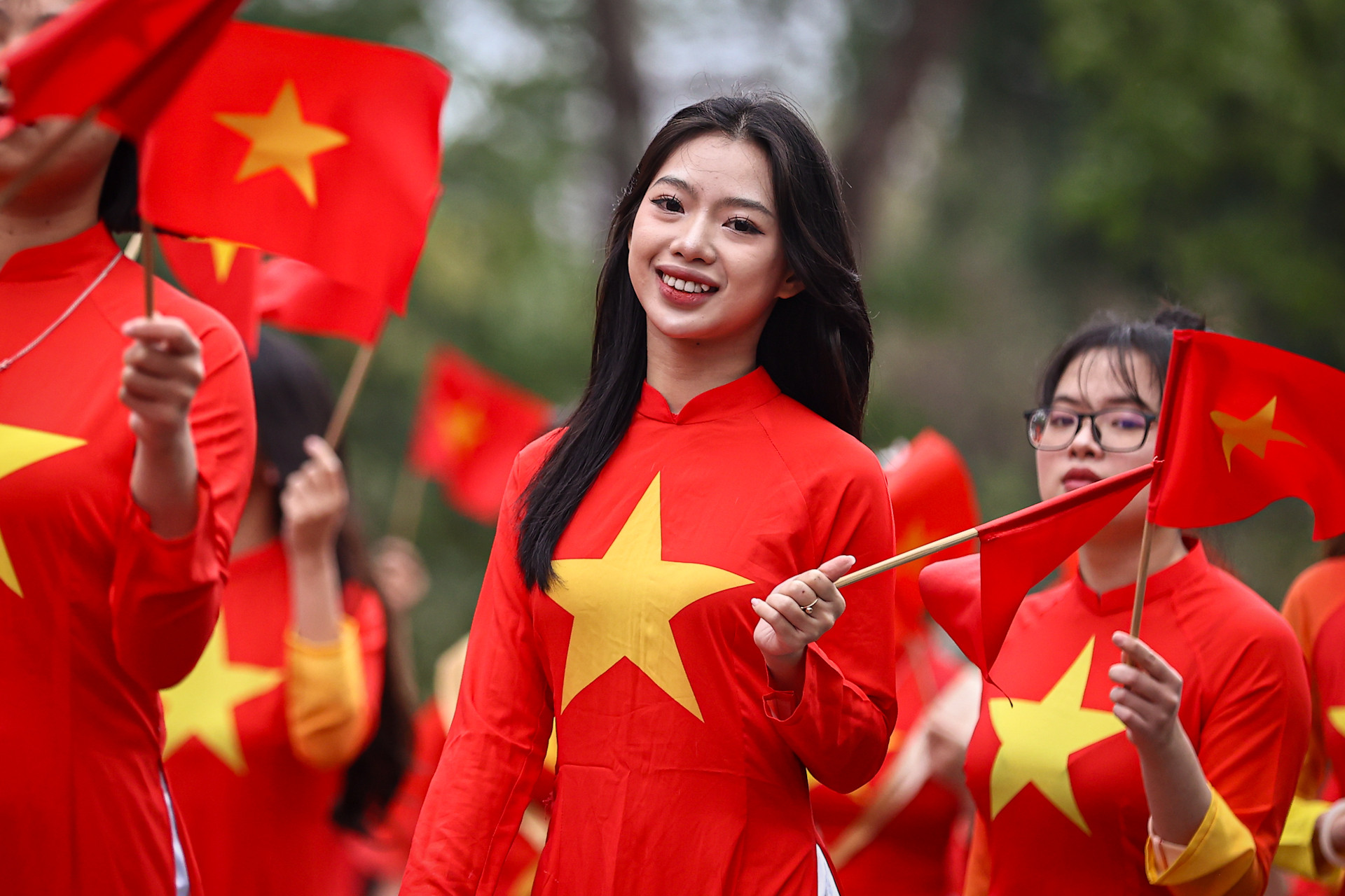 Các thiếu nữ trong trang phục áo dài cờ Tổ quốc.
