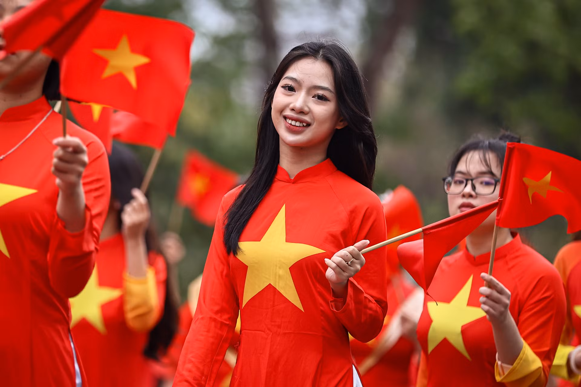 Các thiếu nữ trong trang phục áo dài cờ Tổ quốc.