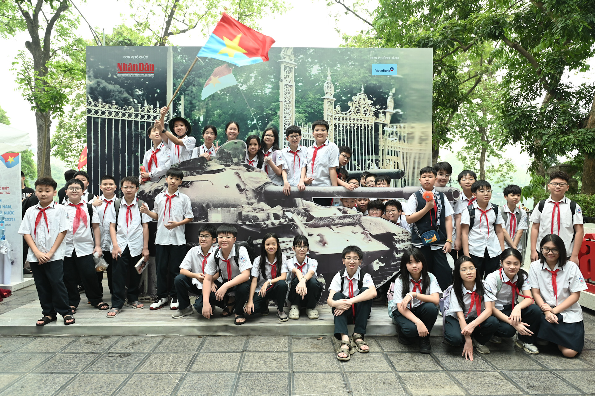 Học sinh Trường trung học cơ sở Giảng Võ chụp ảnh tại triển lãm. Học sinh Trường trung học cơ sở Giảng Võ chụp ảnh tại triển lãm.