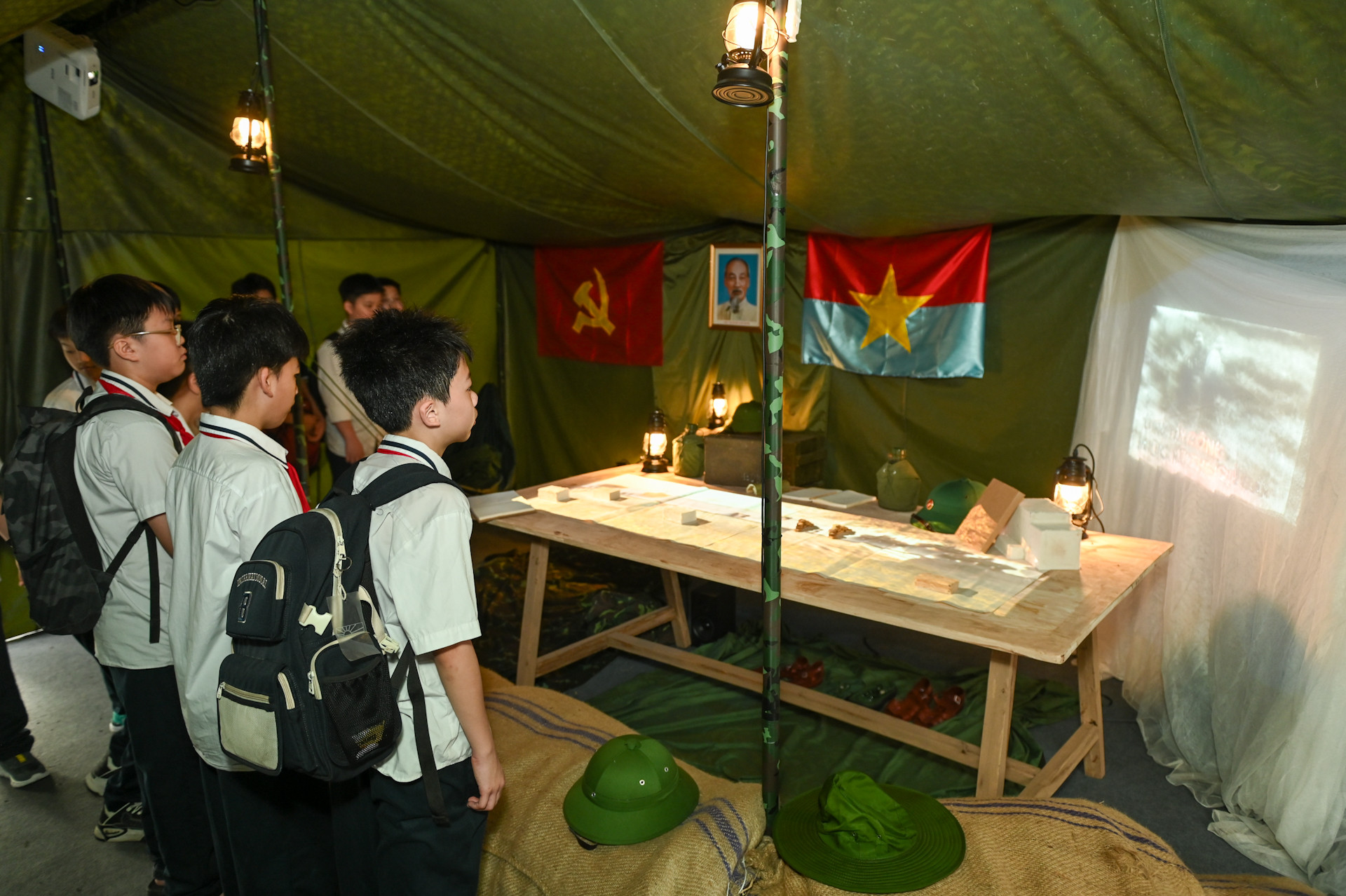 Tham quan và trải nghiệm trình chiếu 3D về những trận đánh quan trọng thu hút sự quan tâm của các em học sinh. Tham quan và trải nghiệm trình chiếu 3D về những trận đánh quan trọng thu hút sự quan tâm của các em học sinh.